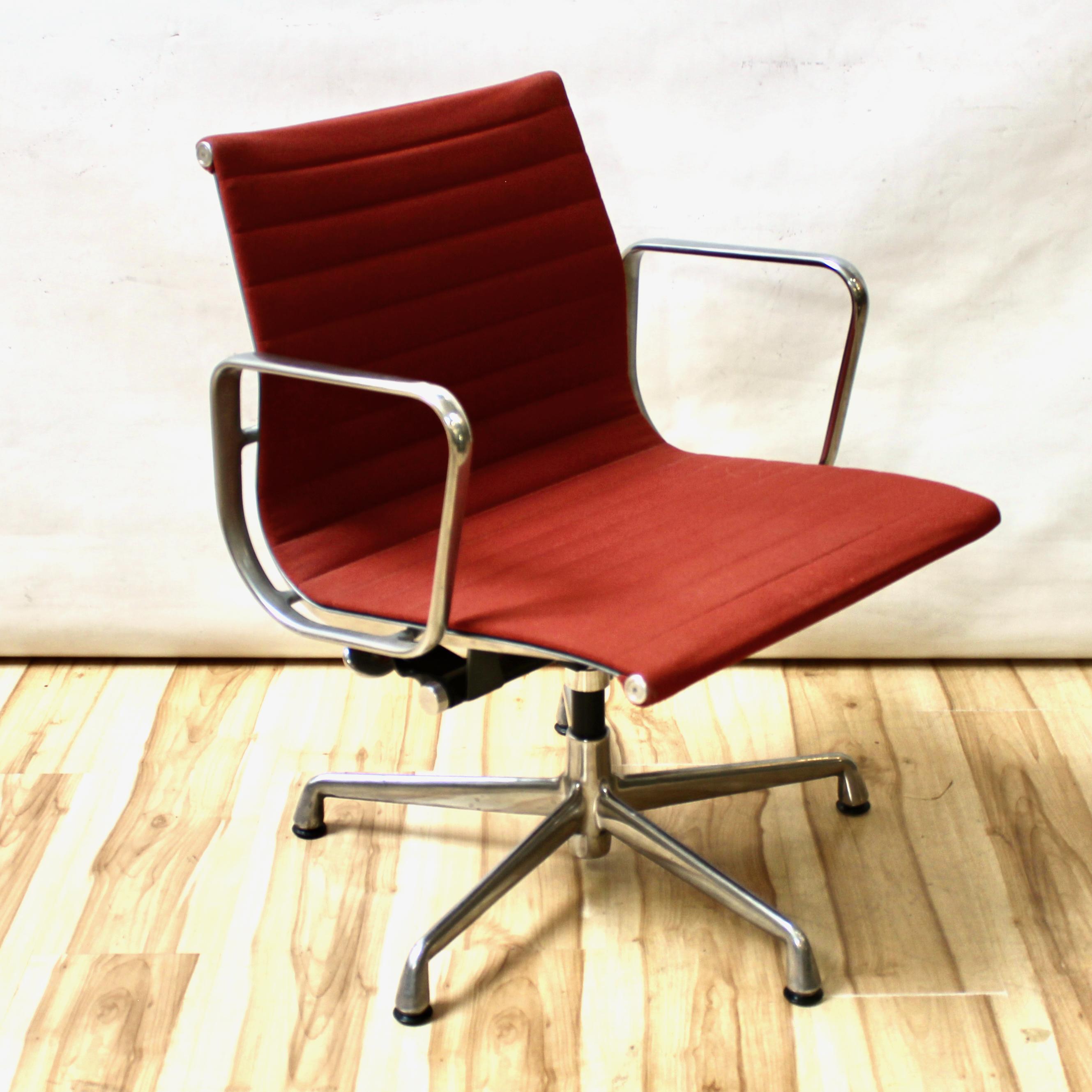 Charles and Ray Eames Aluminum Group Management Desk Chair For Sale at