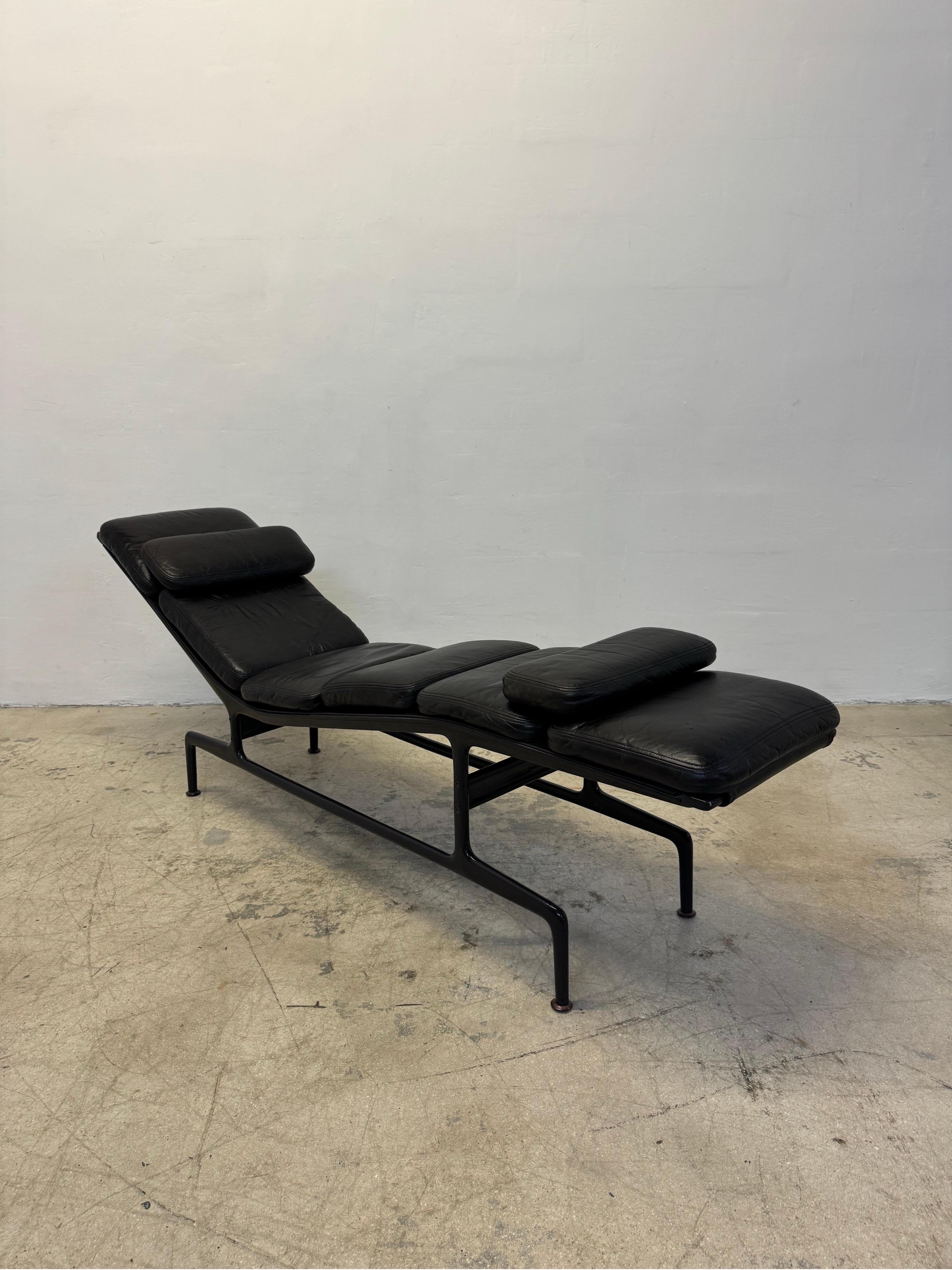 Original 1970s Billy Wilder ES106 chaise lounge with dark brown (almost black) leather cushions and bolster pillows on a dark brown lacquered steel frame. Designed by Charles and Ray Eames in the 1960s after Billy Wilder commissioned a narrow chaise