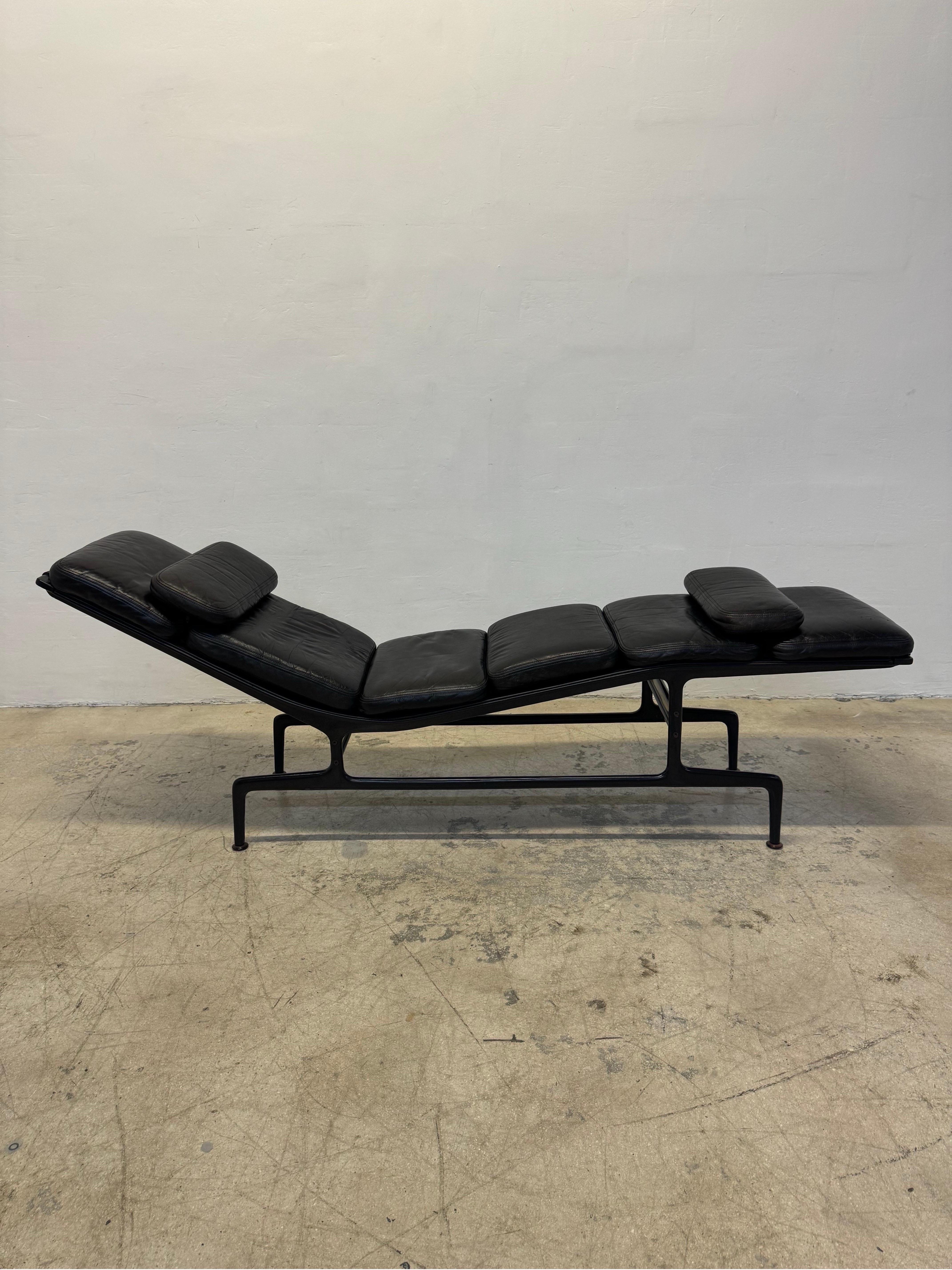 Mid-Century Modern Charles and Ray Eames Billy Wilder Es106 Chaise Lounge for Herman Miller, 1970s For Sale