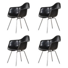 Charles and Ray Eames Black Dax Dining Chair pour Herman Miller