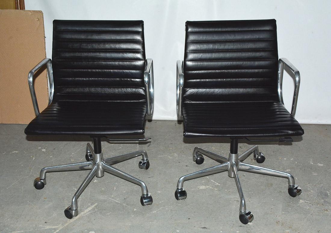 Eames aluminum management office armchairs for Herman Miller. Eames EA335 management office chair in black leather with five-star base, spindle and tilt-swivel mechanism. 6 chairs available. Desk chair, office chair, conference table chair. Size: