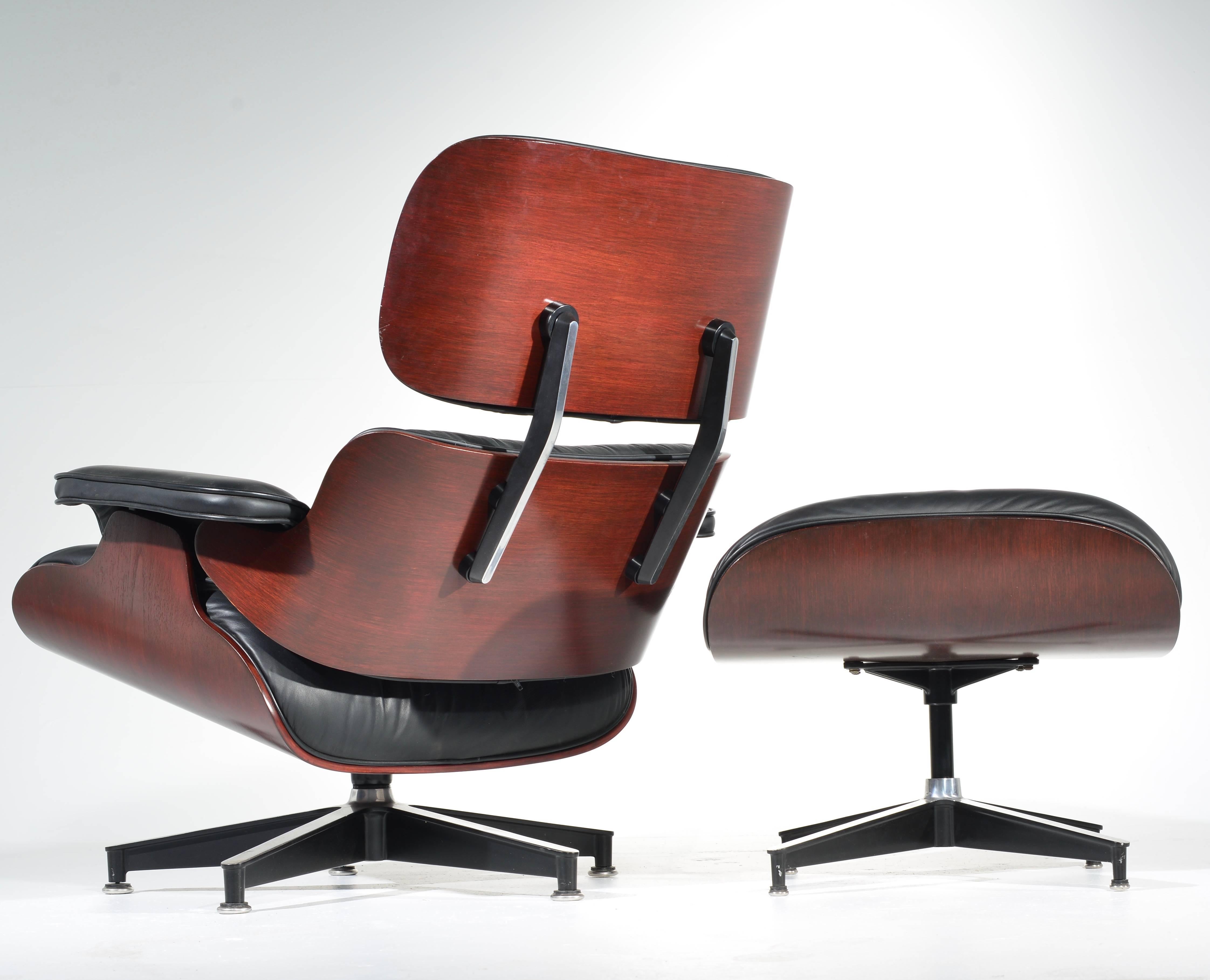 Charles et Ray Eames Chaise longue 670 en cerisier et cuir et Ottoman 671 4
