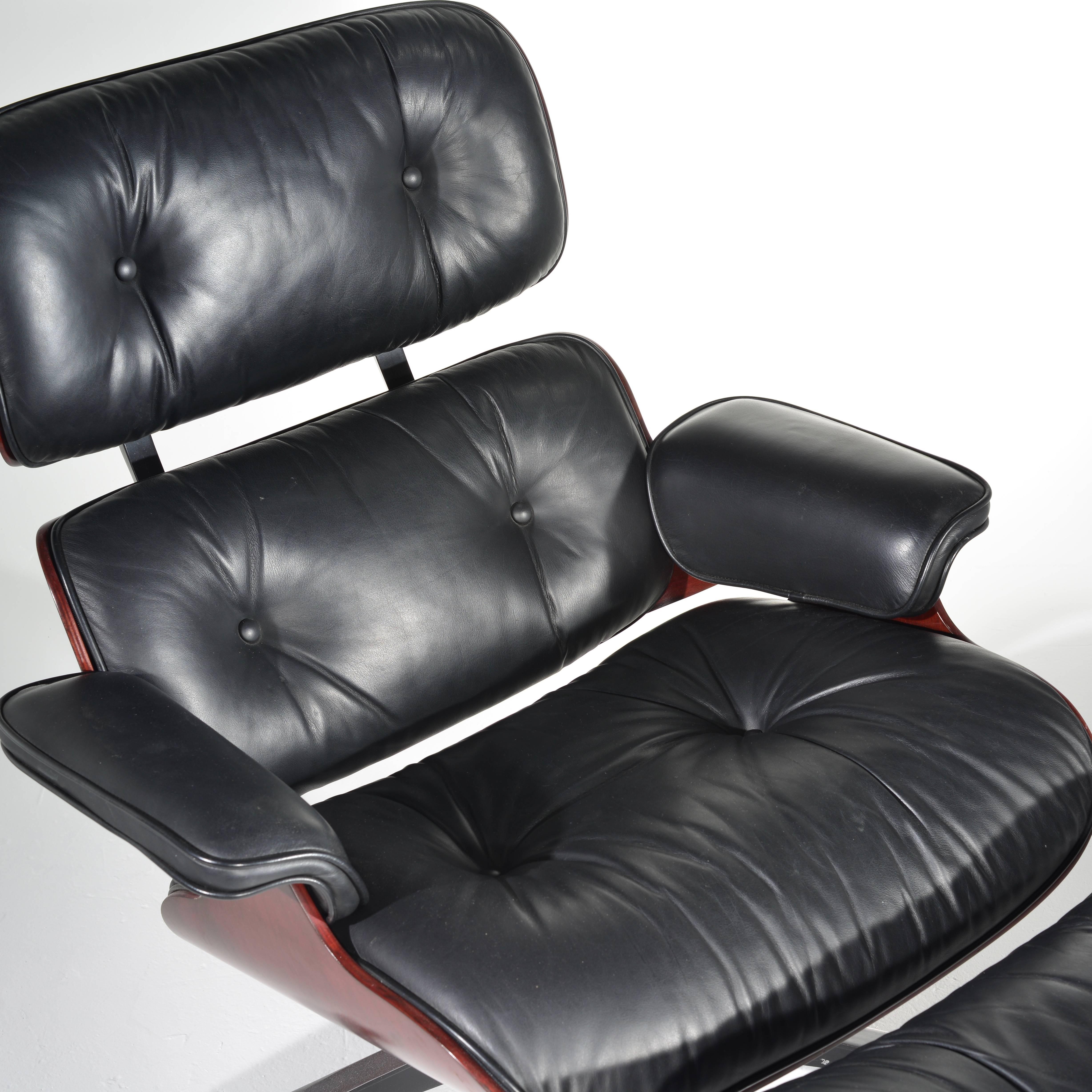 Charles and Ray Eames Cherry and Leather 670 Lounge Chair and 671 Ottoman In Excellent Condition In Los Angeles, CA