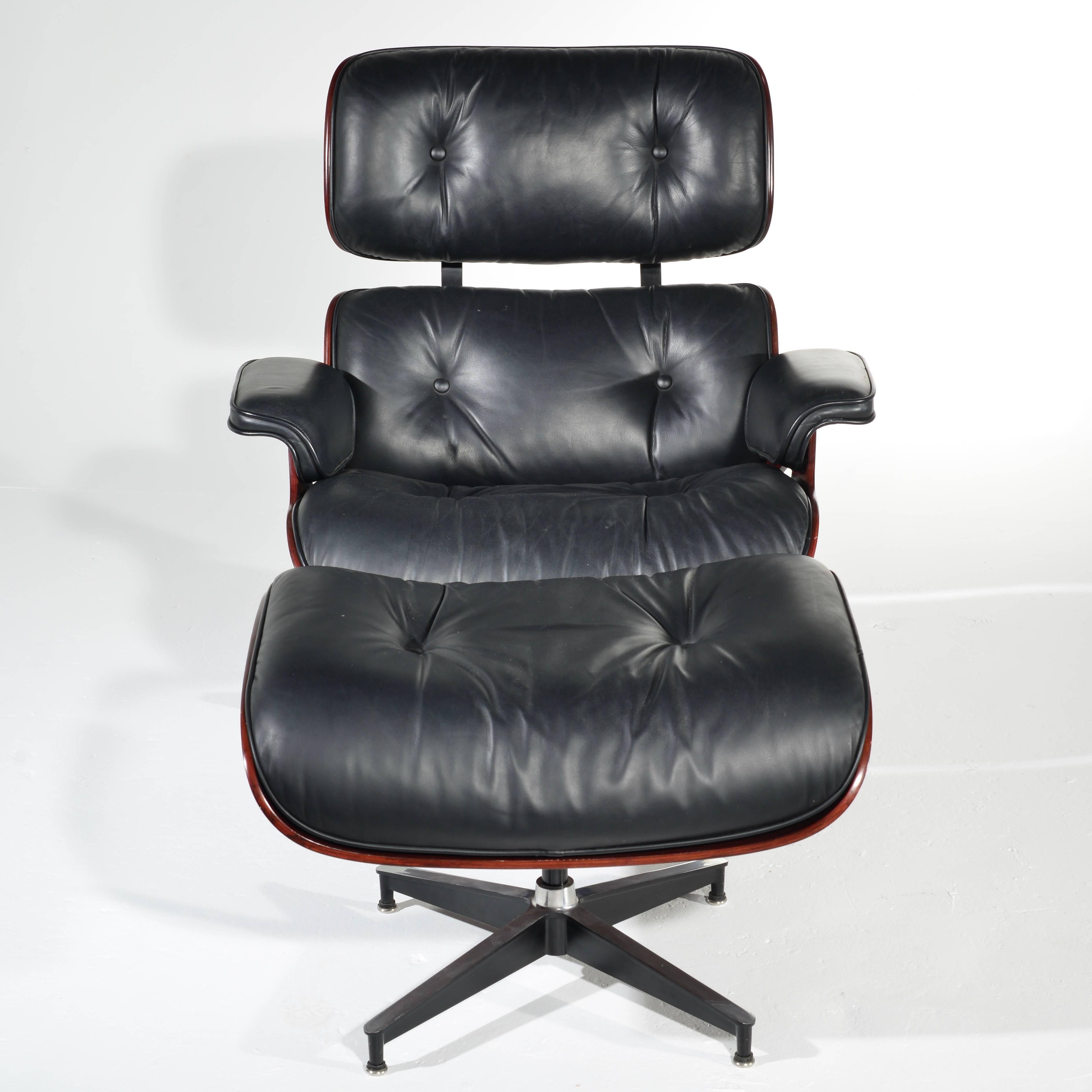 Charles et Ray Eames Chaise longue 670 en cerisier et cuir et Ottoman 671 1