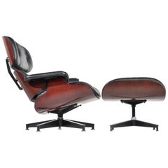 Charles und Ray Eames Sessel 670 in Kirsche und Leder und 671 Ottomane