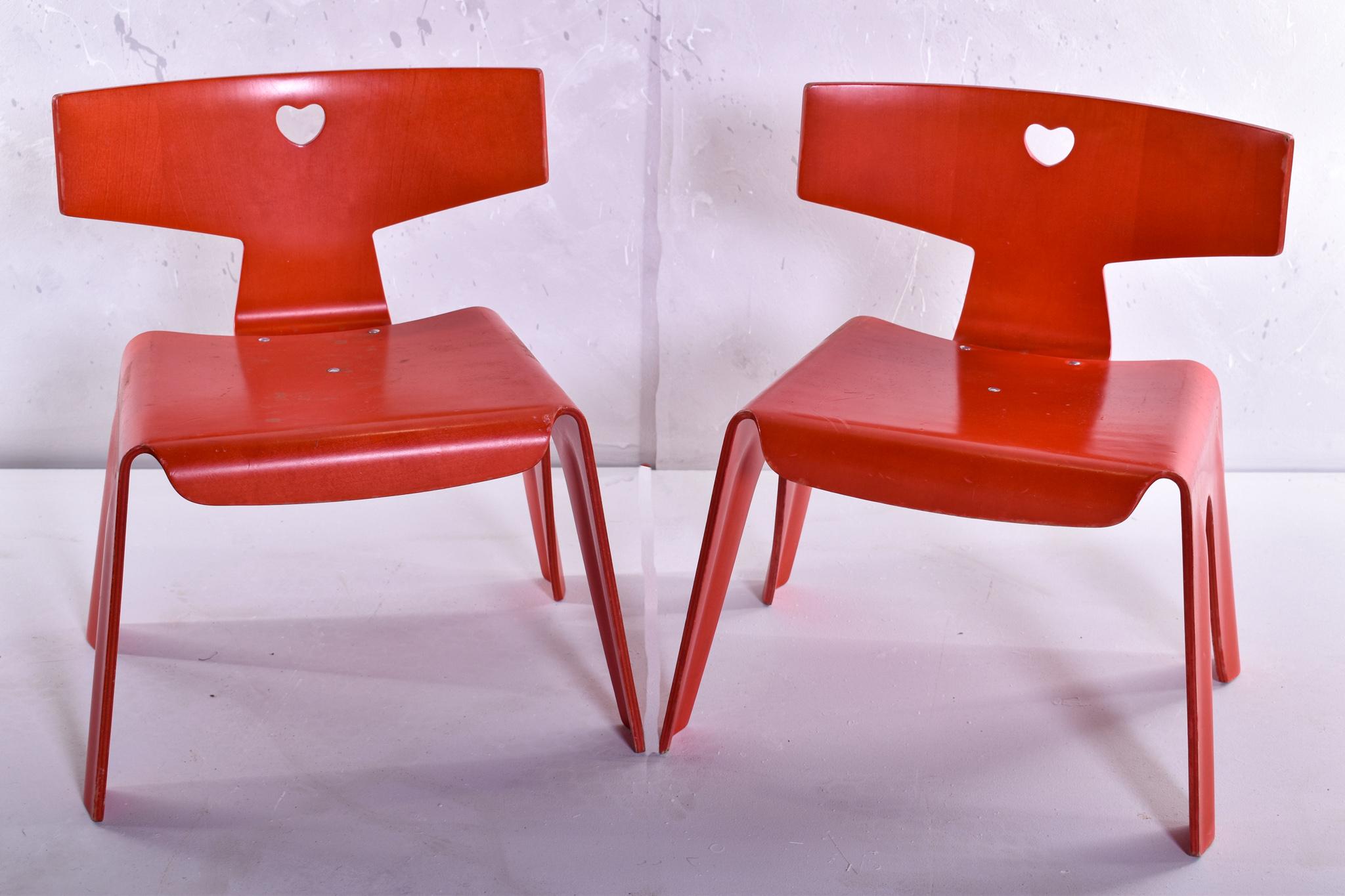 Fantastisches und seltenes Paar Kinderstühle von Charles und Ray Eames, ursprünglich 1945 entworfen. Elegante Konstruktion aus formgepresstem Birkenholz, fein durchbrochene Rückenlehnen mit Herzmotiven, in leuchtendem Rot gefärbt, mit applizierter