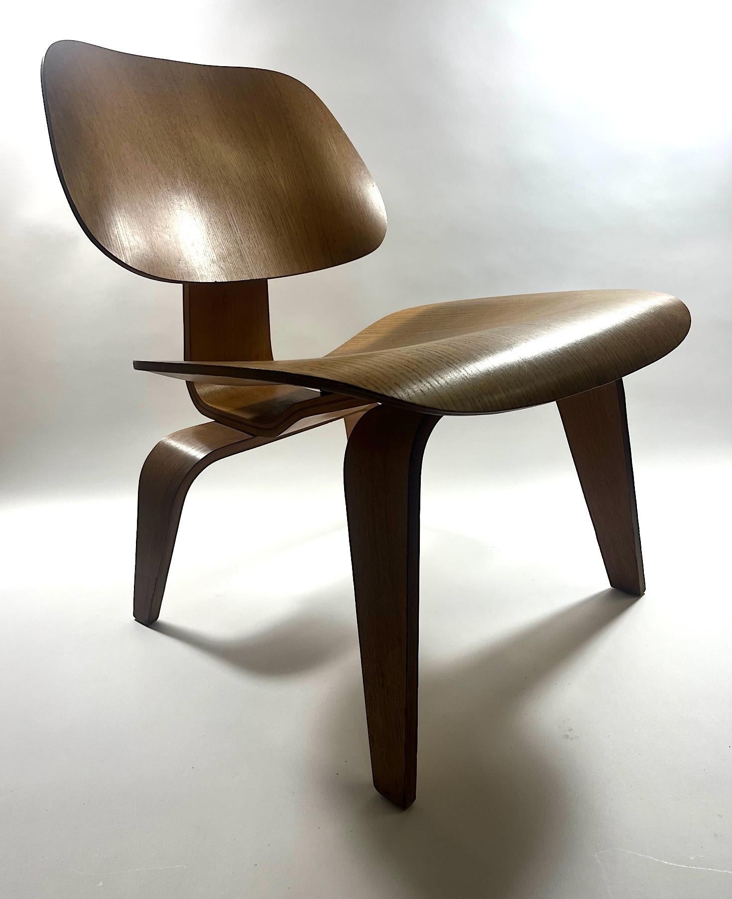 Charles and Ray Eames Combed Oak LCW In Good Condition For Sale In West Palm Beach, FL
