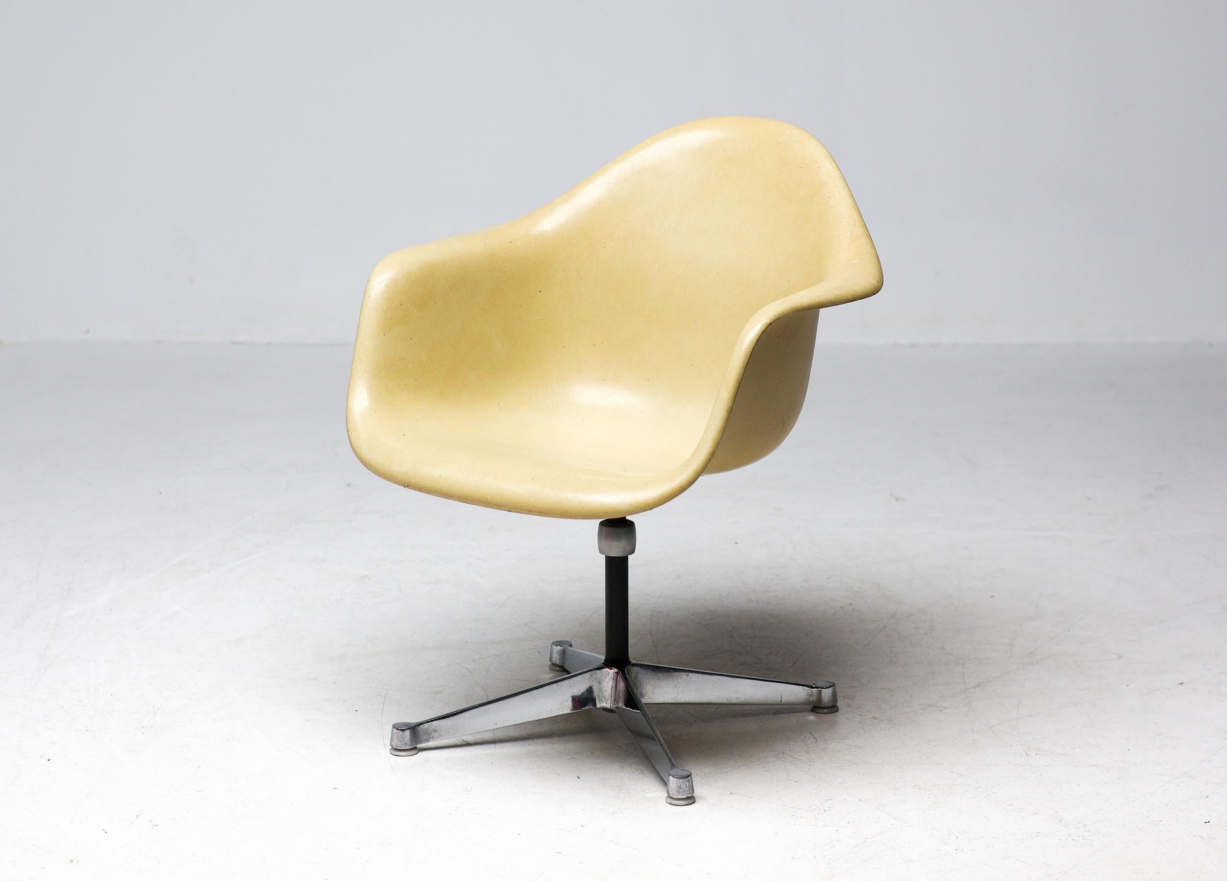 Fauteuil à base de contrat Charles and Ray Eames par Herman Miller en vente 3