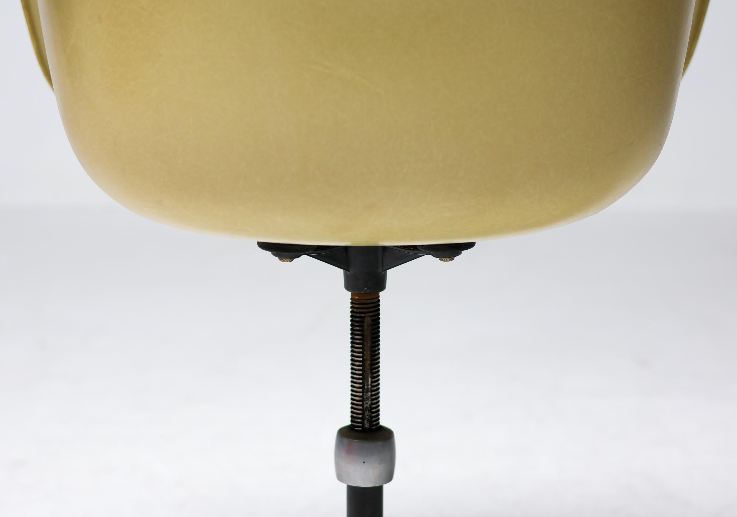 Fauteuil à base de contrat Charles and Ray Eames par Herman Miller en vente 5