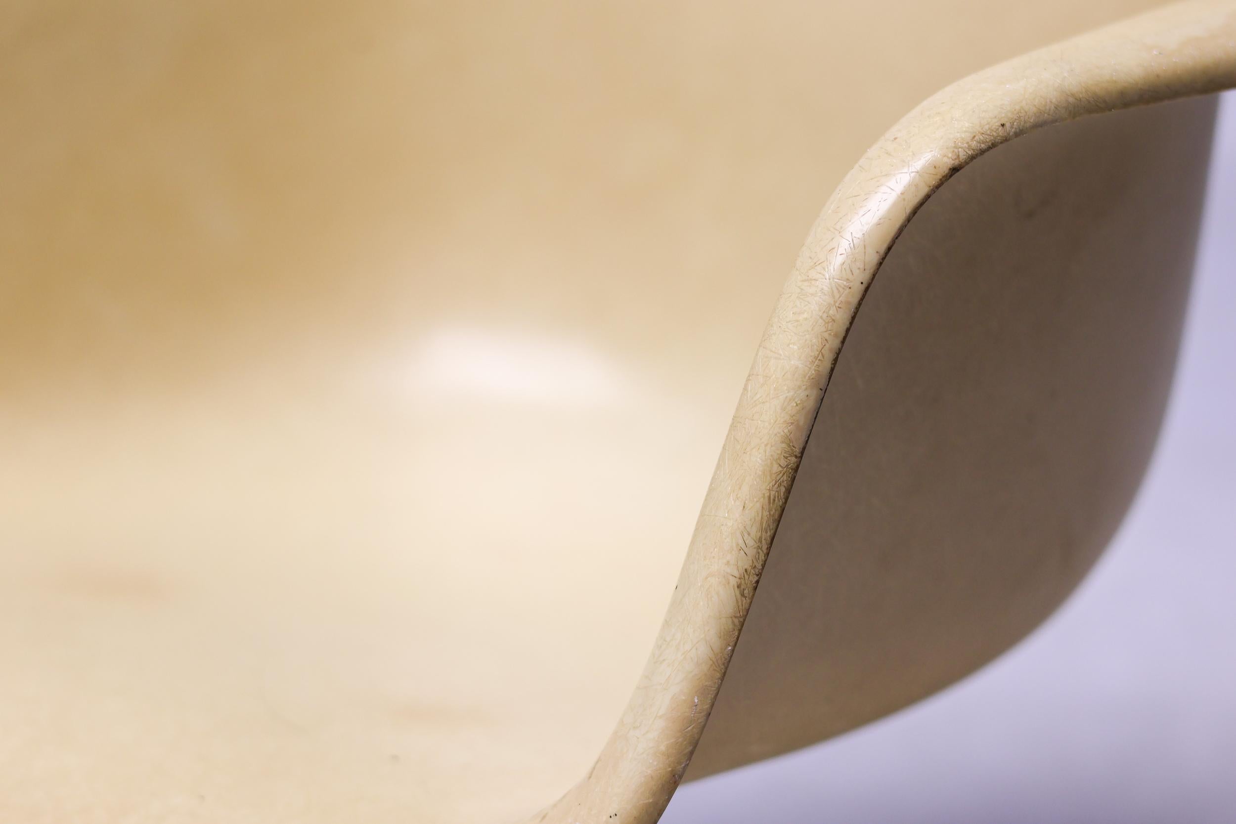 Fauteuil pivotant en fibre de verre parcheminé conçu par Charles et Ray Eames pour Herman Miller.
Version originale des années 1960.
Pivotant et réglable en hauteur, marqué Herman Miller sous l'assise.