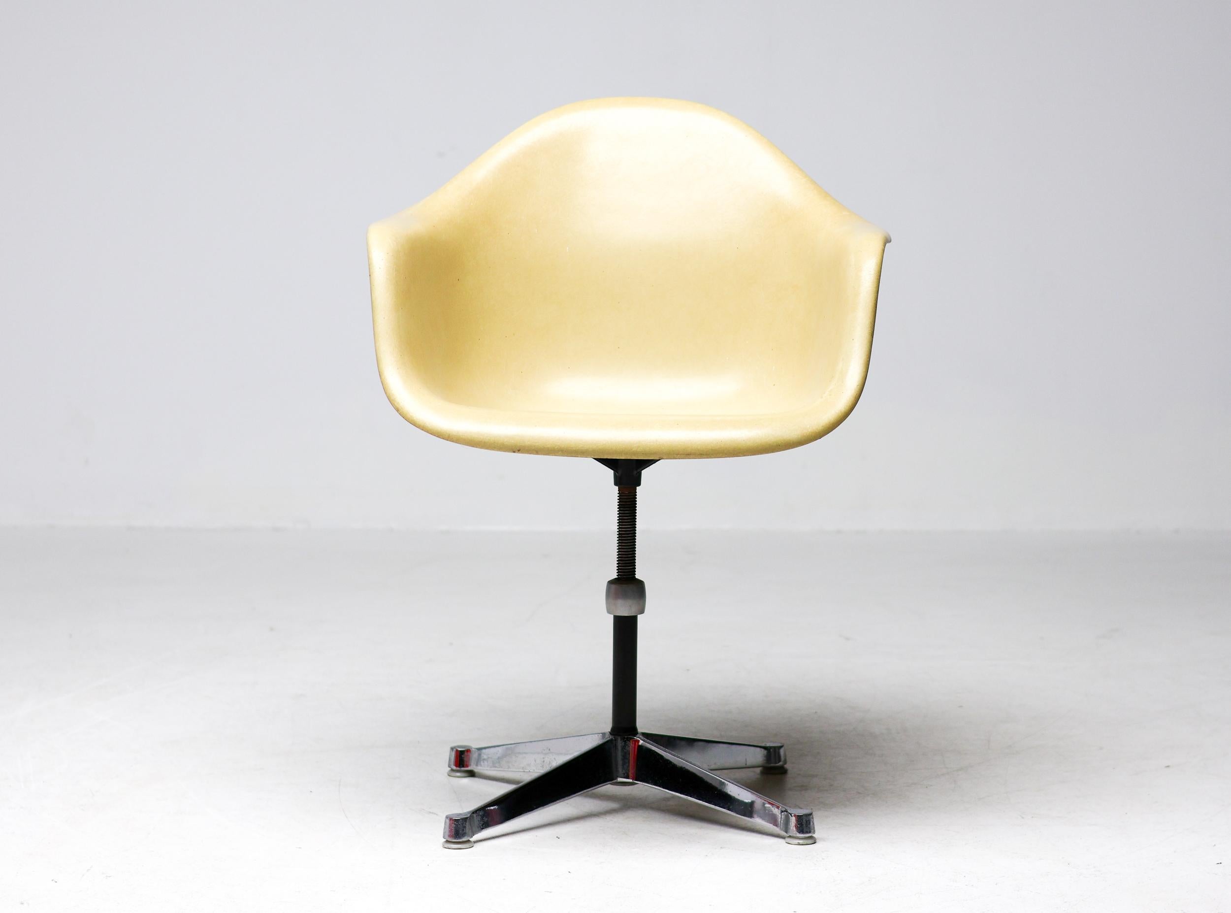 Mid-Century Modern Fauteuil à base de contrat Charles and Ray Eames par Herman Miller en vente