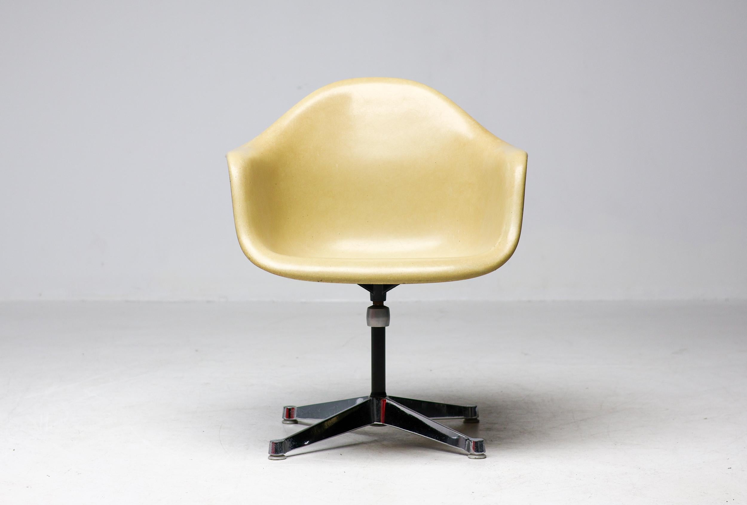 Américain Fauteuil à base de contrat Charles and Ray Eames par Herman Miller en vente
