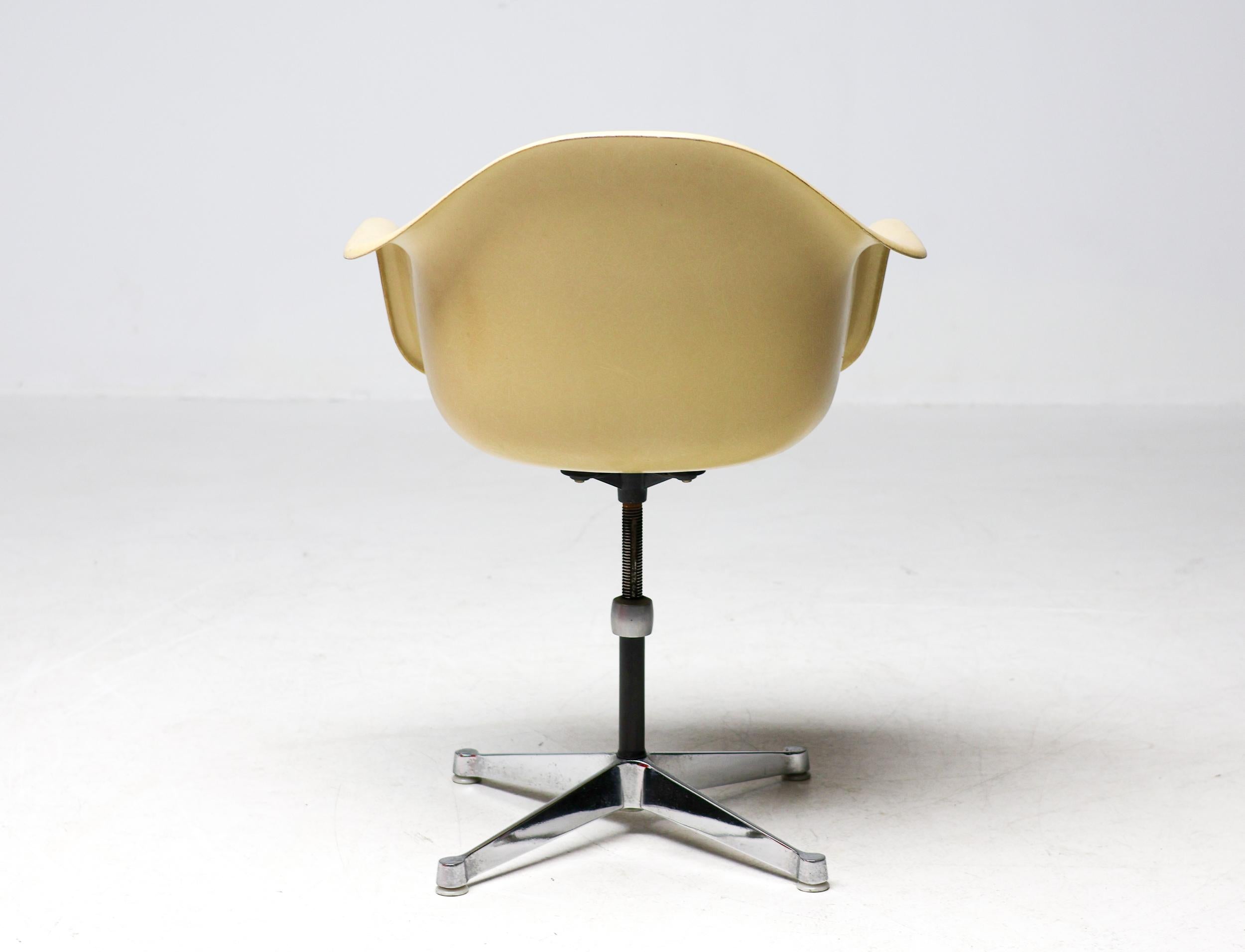 Aluminium Fauteuil à base de contrat Charles and Ray Eames par Herman Miller en vente