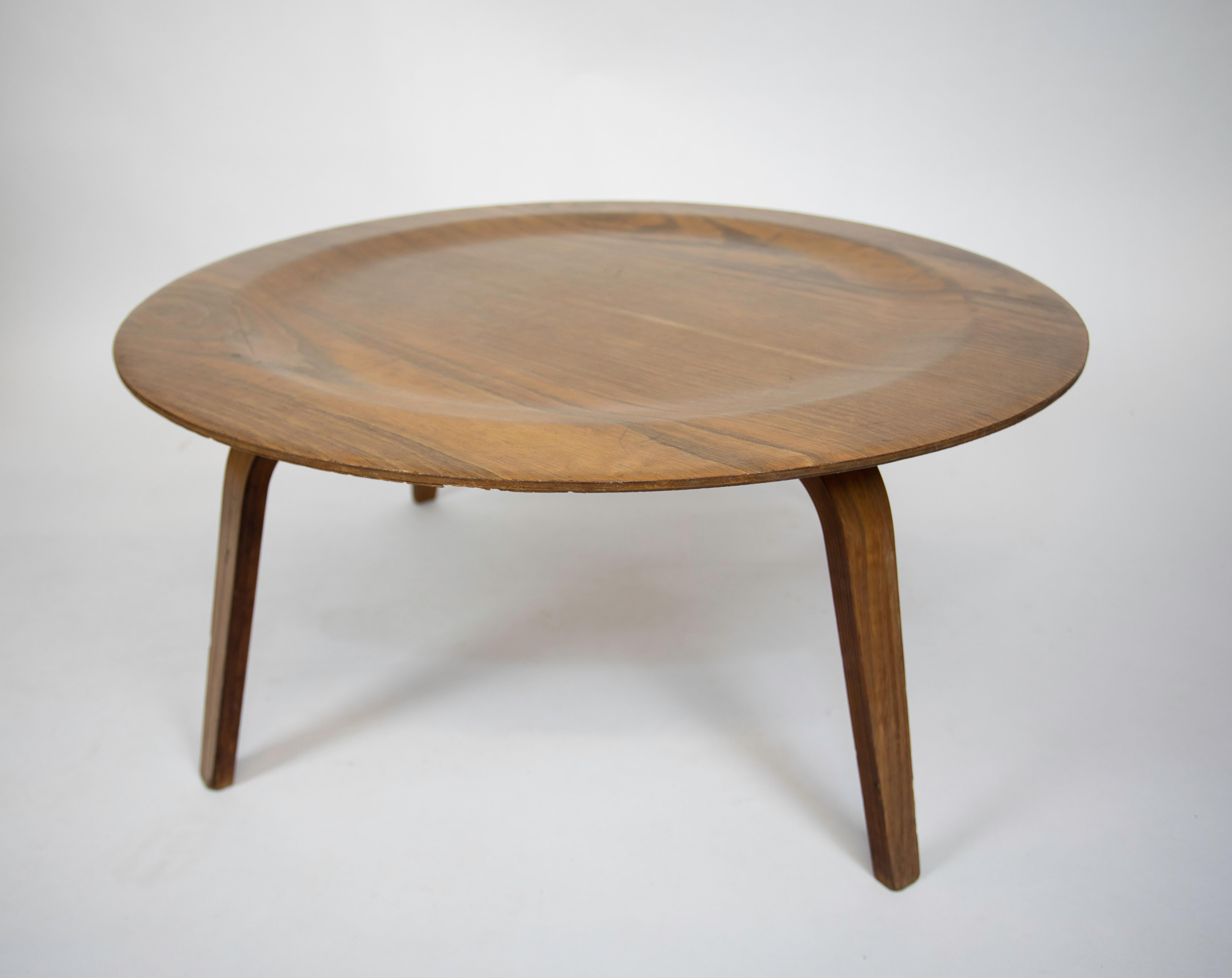Charles and Ray Eames CTW-3
Molded Birch Plywood
Manufactured by Evans Products.