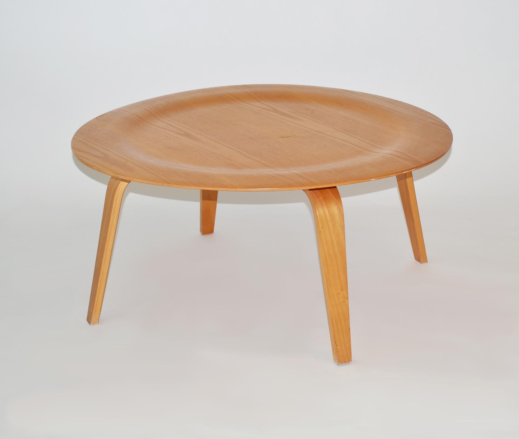 Charles and Ray Eames CTW Coffee Table in Plywood Herman Miller 2000s.
Molded birch plywood classic mid-century design. Early 2000's production.
 