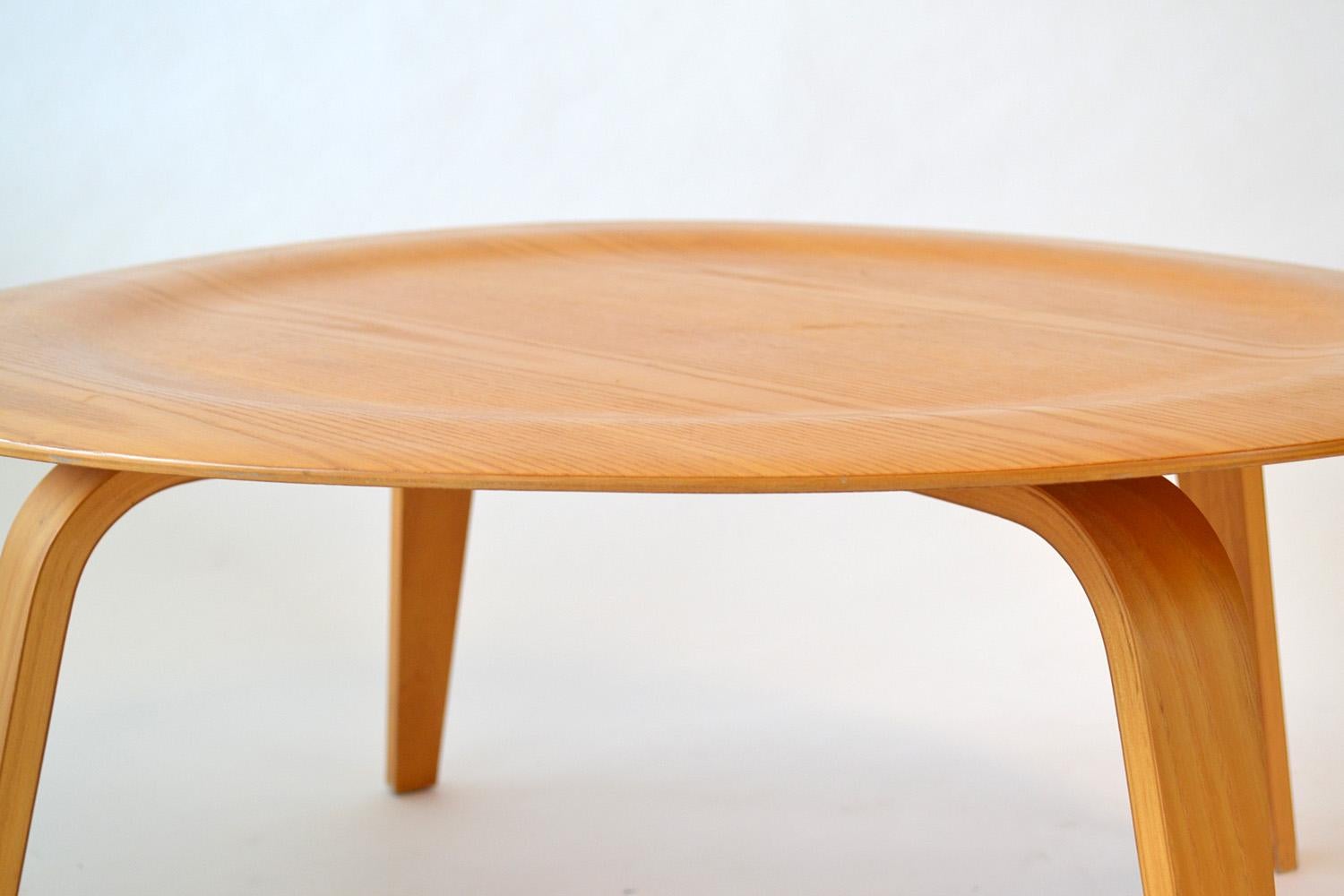 Mid-Century Modern Charles and Ray Eames CTW Coffee Table in Plywood Herman Miller 2000s For Sale