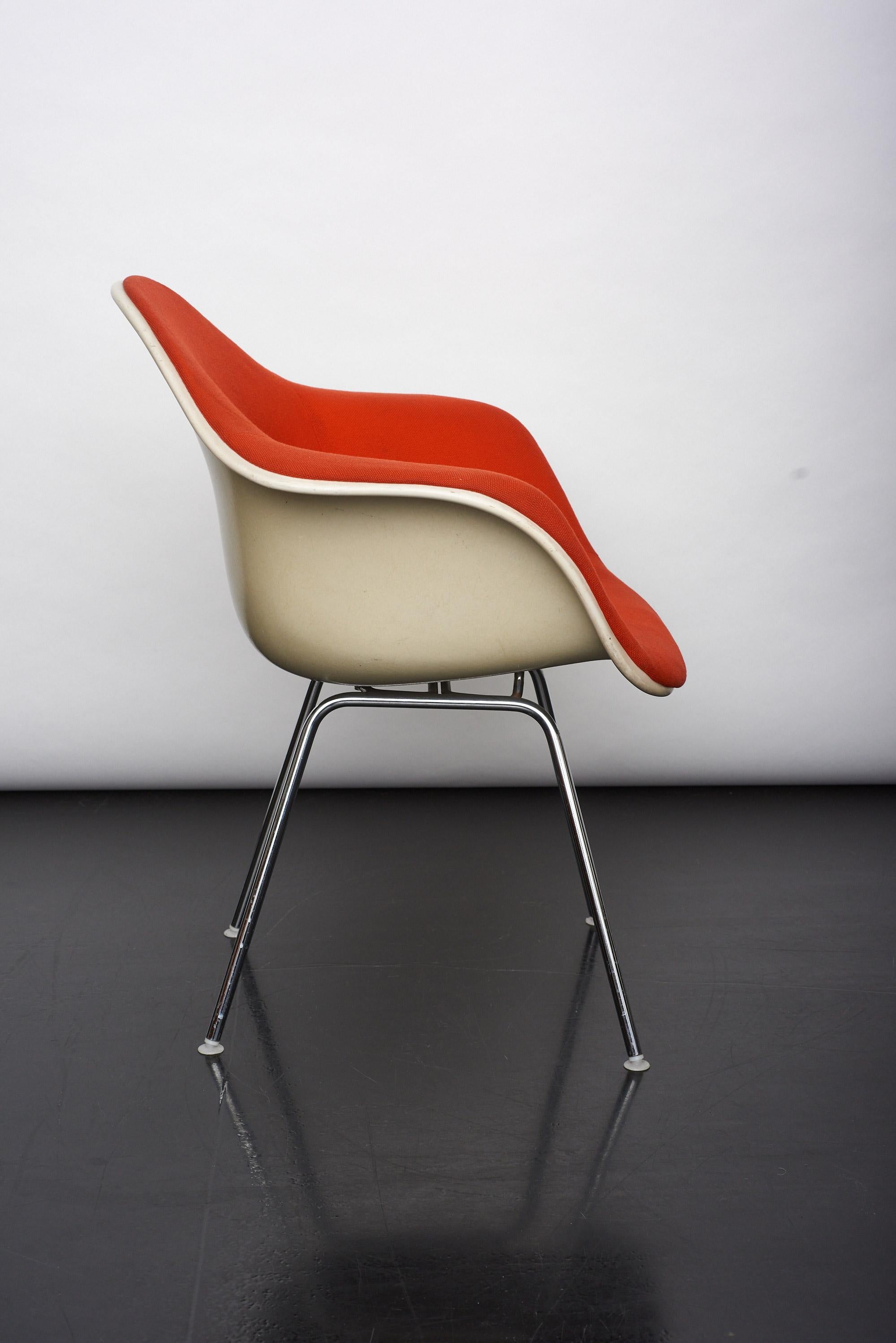 Der DAX-Stuhl verbindet die Schale der „Eames-Sessel“ mit einem klassischen vierbeinigen Sockel und ist somit eine Realisierung des von Charles und Ray Eames in den 1950er Jahren entworfenen Stuhlkonzepts. Dank seines relativ einfachen Aussehens ist