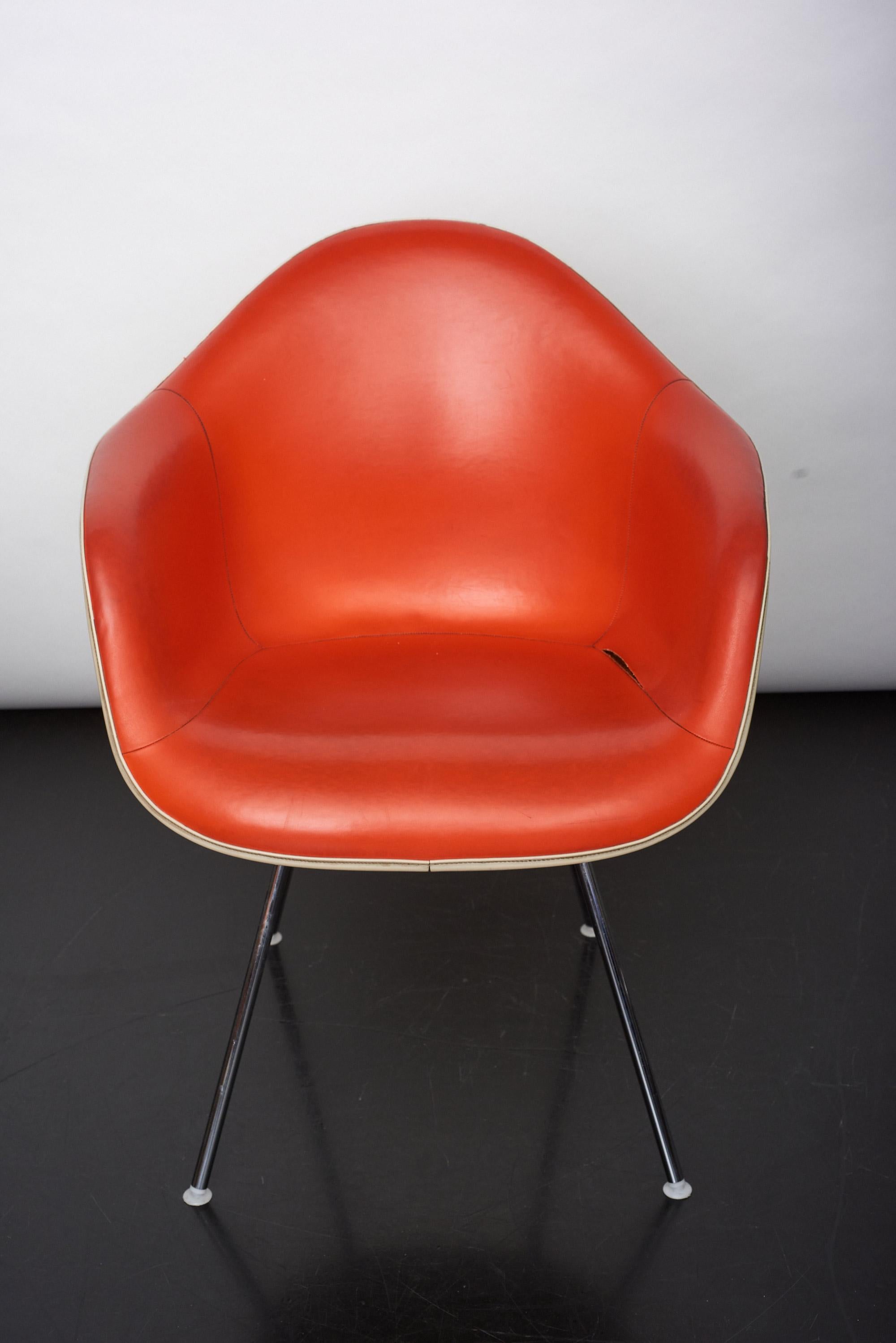 The fully upholstered DAX chair is part of the Eames plastic armchairs collection, first presented as part of a New York Moma competition. An iconic piece of design in a very rare version. Moulded fiberglass, beige shell. Leather upholstery. Screwed