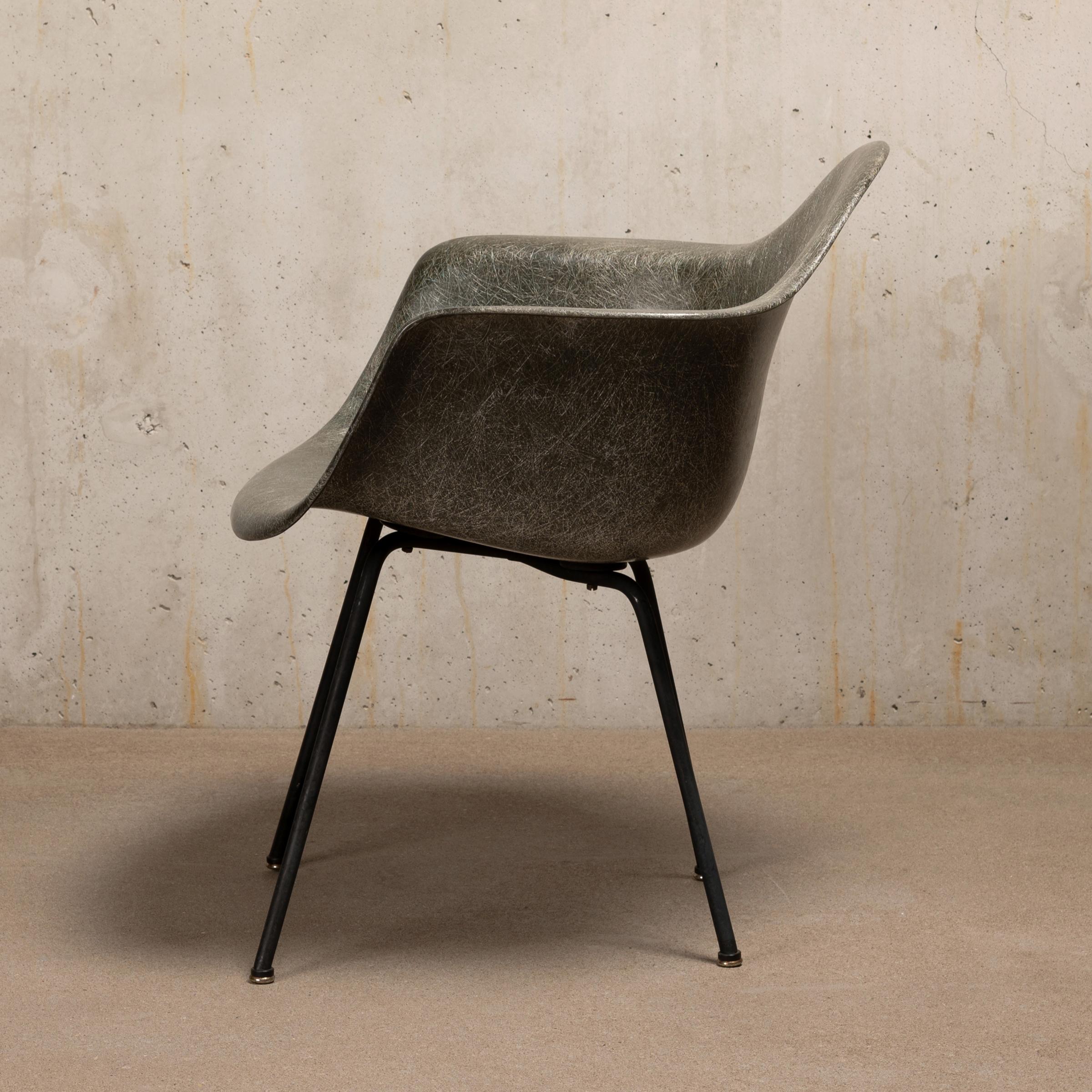 Iconic DAX chair in Elephant hide grey designed by Charles and Ray Eames. The chair is in very good condition with only light traces of use. First generation Zenith Plastics production with rope edge. This is a chair from the last production series