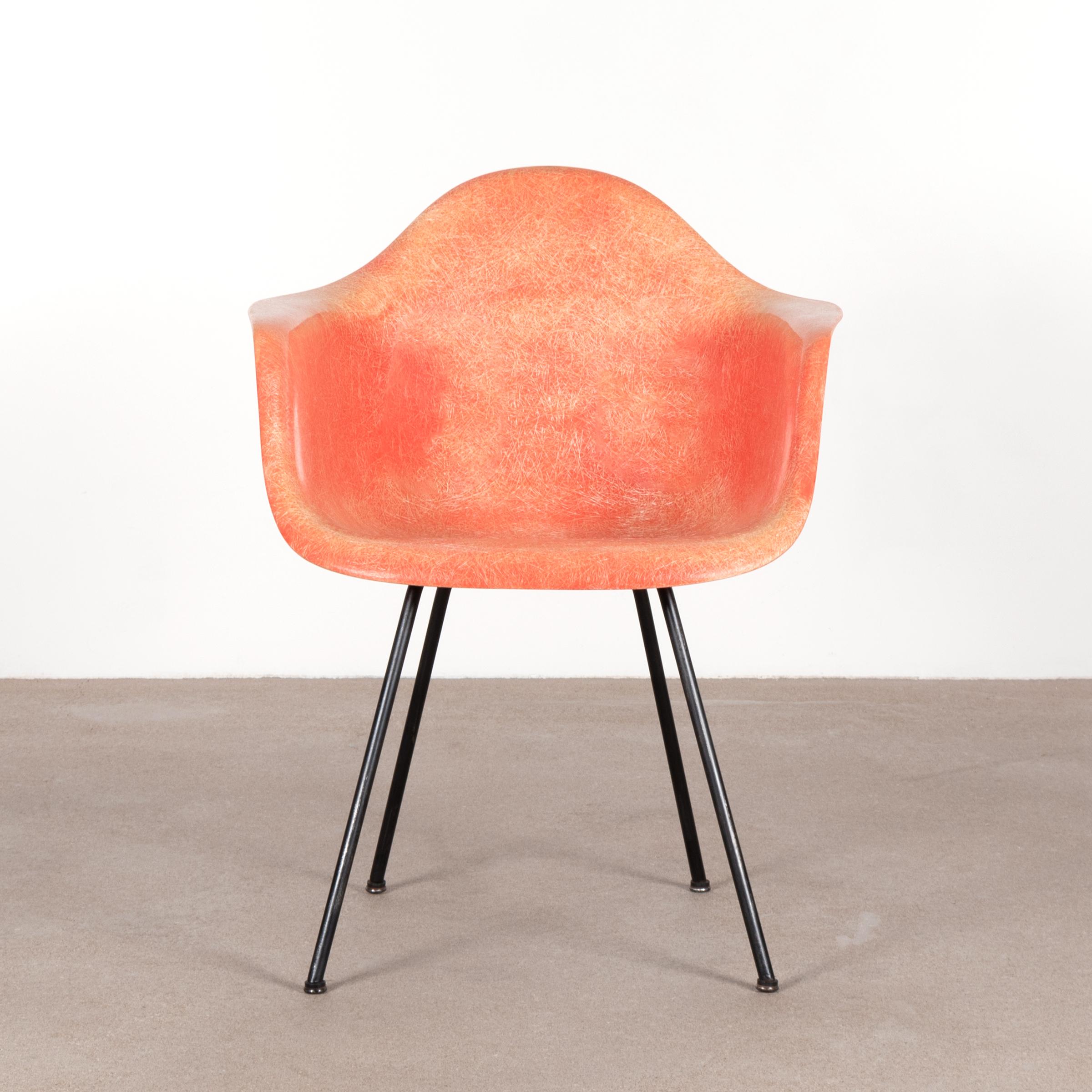 Iconic Dax chair in salmon color. Chair is in good condition with only light traces of use. First generation Zenith plastics production with rope. Signed with 'checkerboard label'.