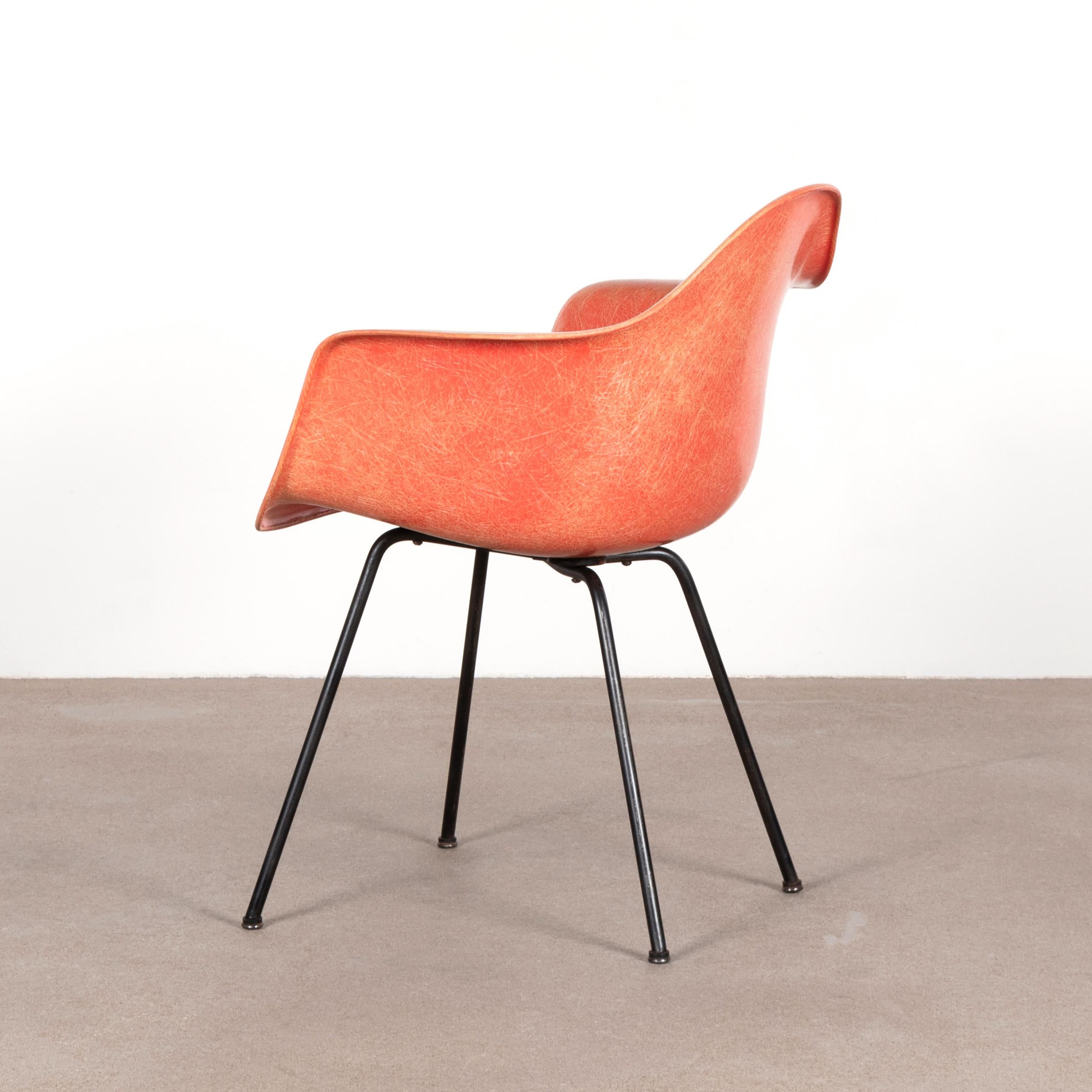 Charles and Ray Eames DAX Salmon Armchair Herman Miller 'Zenith' In Good Condition In Amsterdam, NL