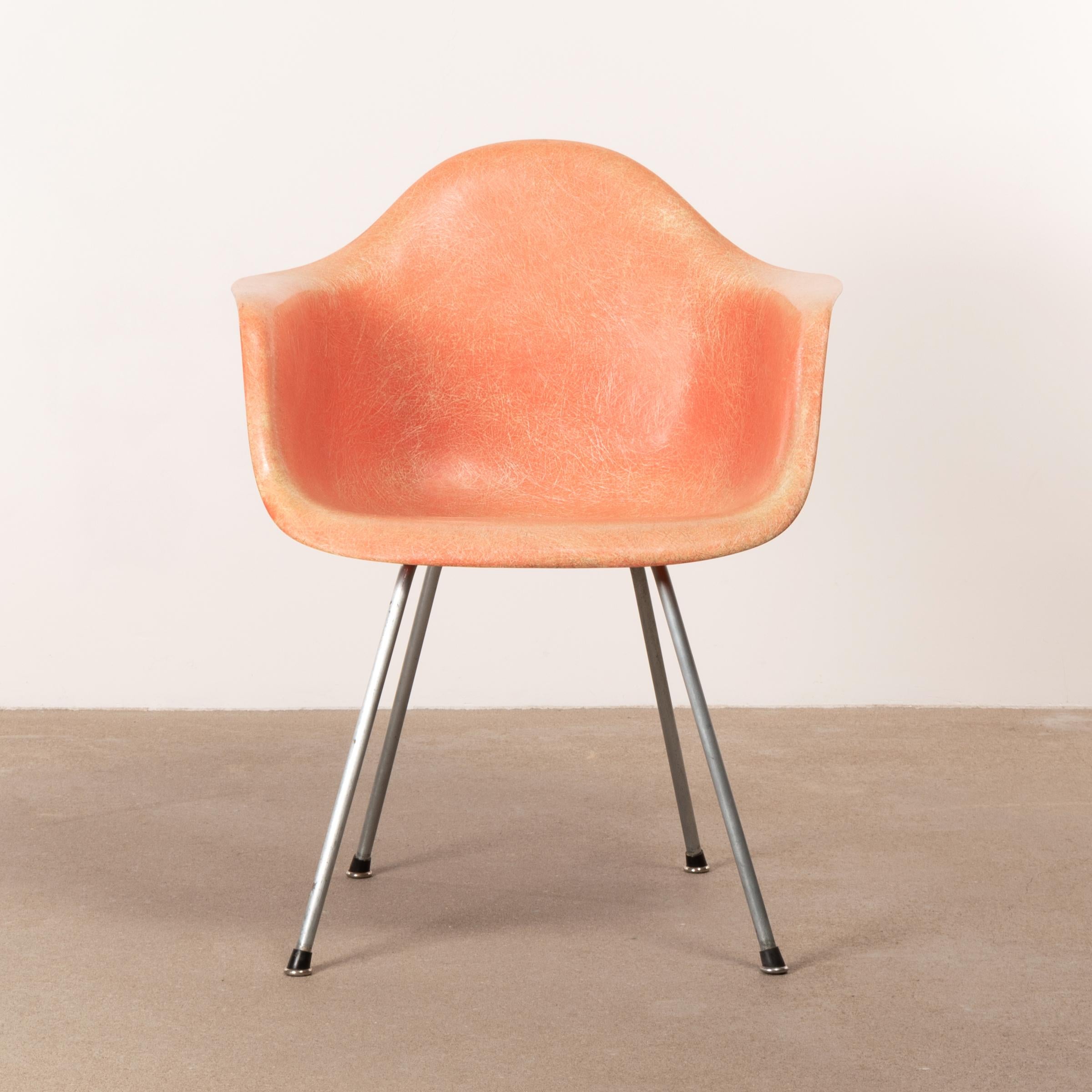 Iconic Dax chair in salmon color. Chair is in good condition with only light traces of use. First generation Zenith Plastics production with rope edge. Signed with 'checkerboard label'.
