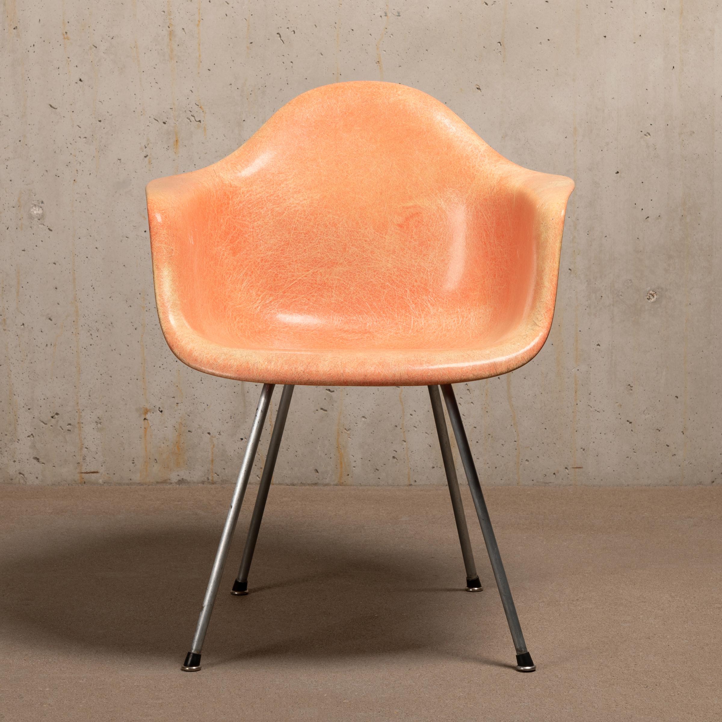 Iconic DAX chair in Salmon fibreglass designed by Charles and Ray Eames. The chair is in very good condition with only light traces of use. First generation Zenith Plastics production with rope edge. Signed with 'checkerboard label'.