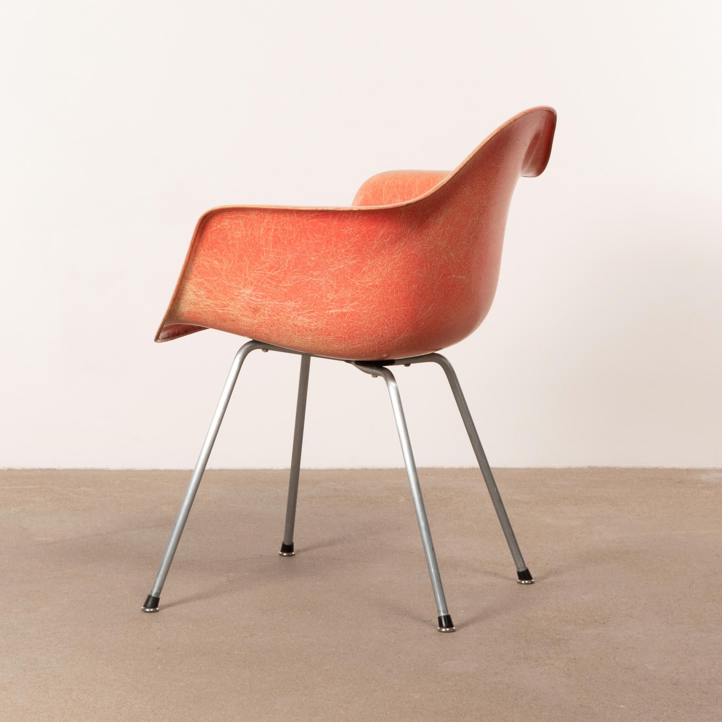 Charles and Ray Eames DAX Salmon Armchair Herman Miller 'Zenith Plastics' In Good Condition In Amsterdam, NL