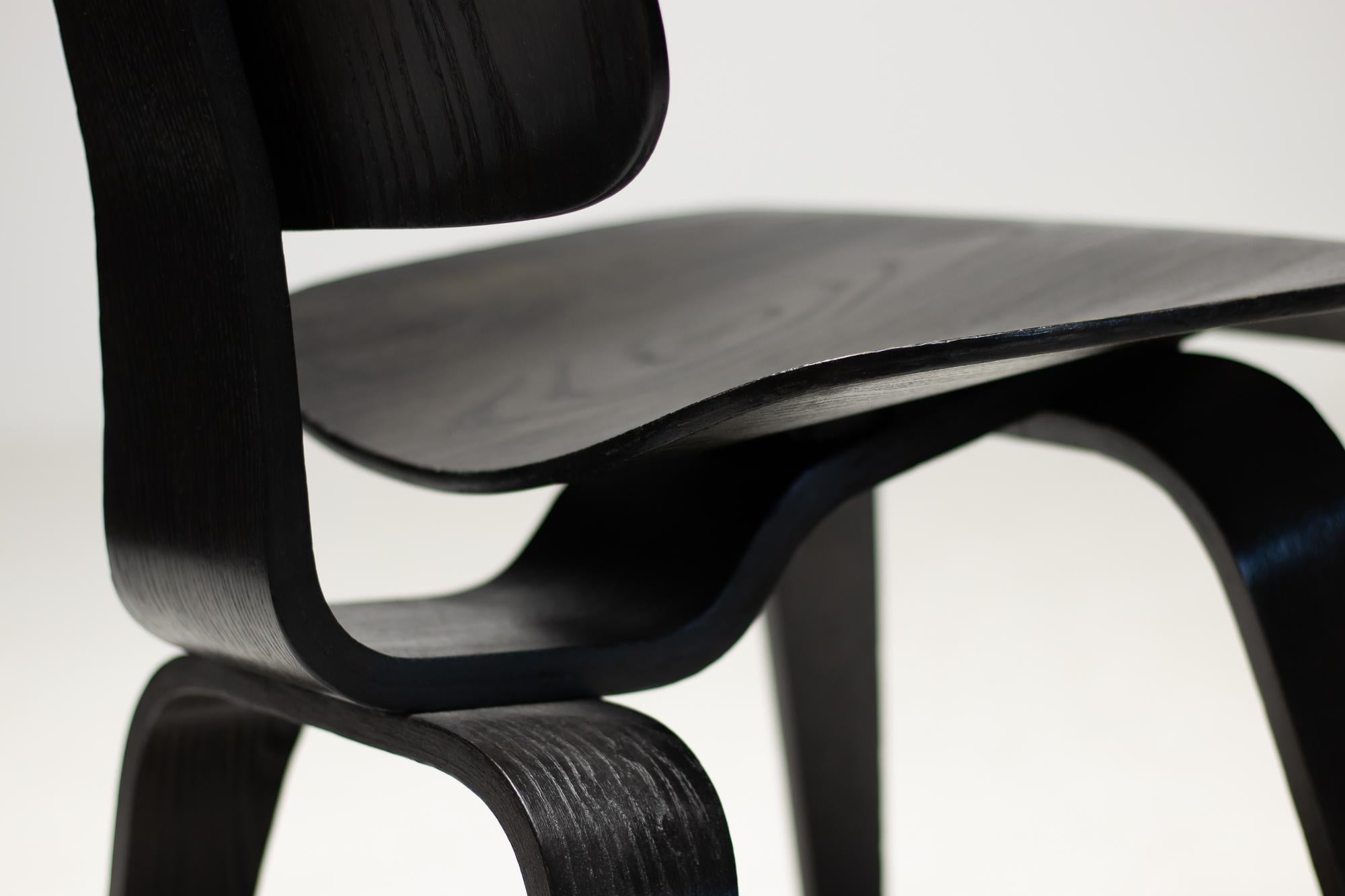 Charles and Ray Eames DCW Chair by Herman Miller In Good Condition In Dronten, NL