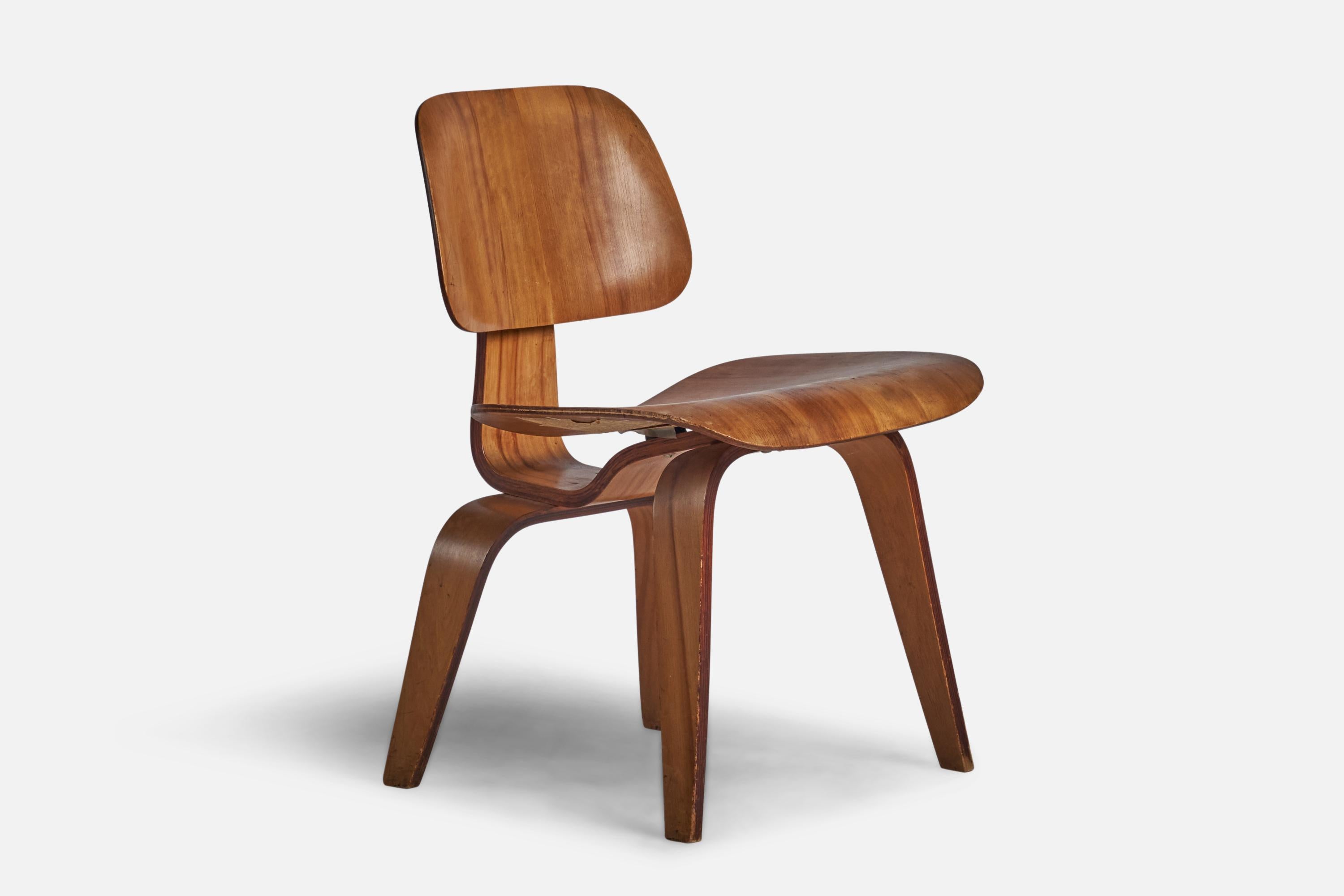
Chaise de salle à manger ou chaise d'appoint DCW en contreplaqué moulé, conçue par Charles et Ray Eames et produite par Herman Miller, États-Unis, années 1960.
Hauteur d'assise de 16,6 pouces