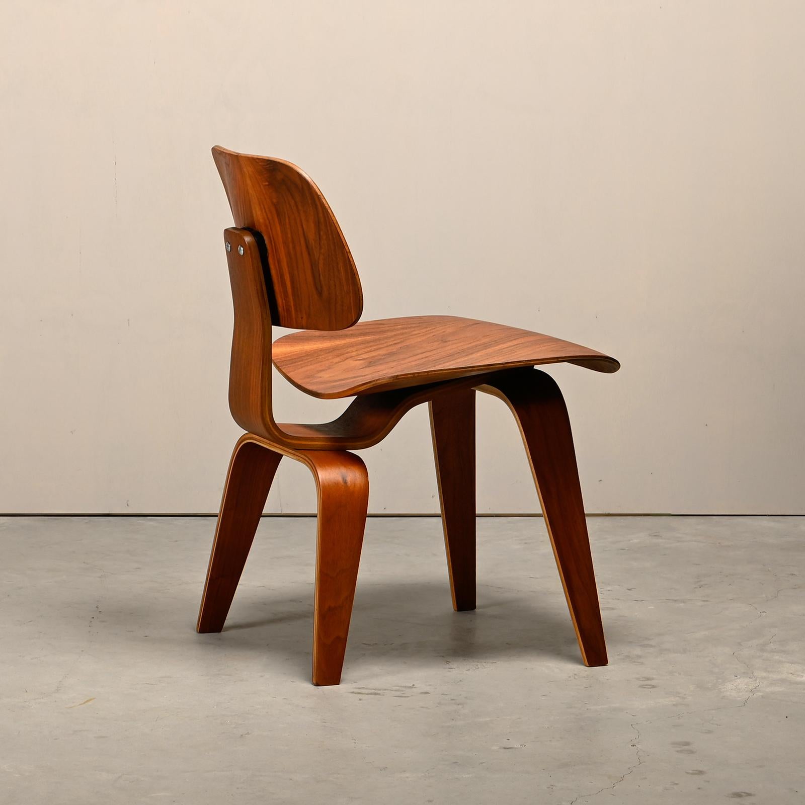 Charles and Ray Eames DCW Walnut Plywood Dining Chair for Evans Products Company In Good Condition In Amsterdam, NL