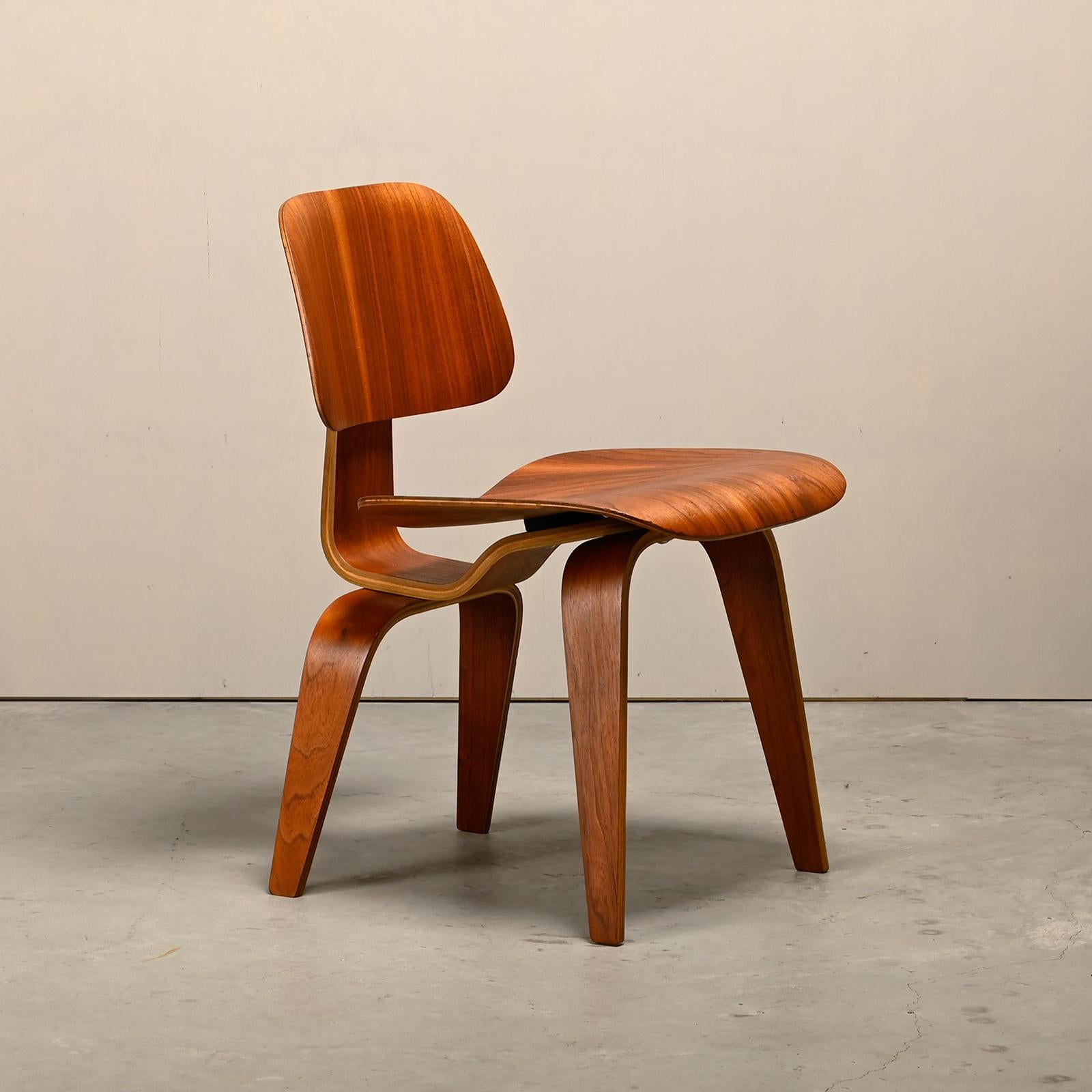 Mid-20th Century Charles and Ray Eames DCW Walnut Plywood Dining Chair for Evans Products Company