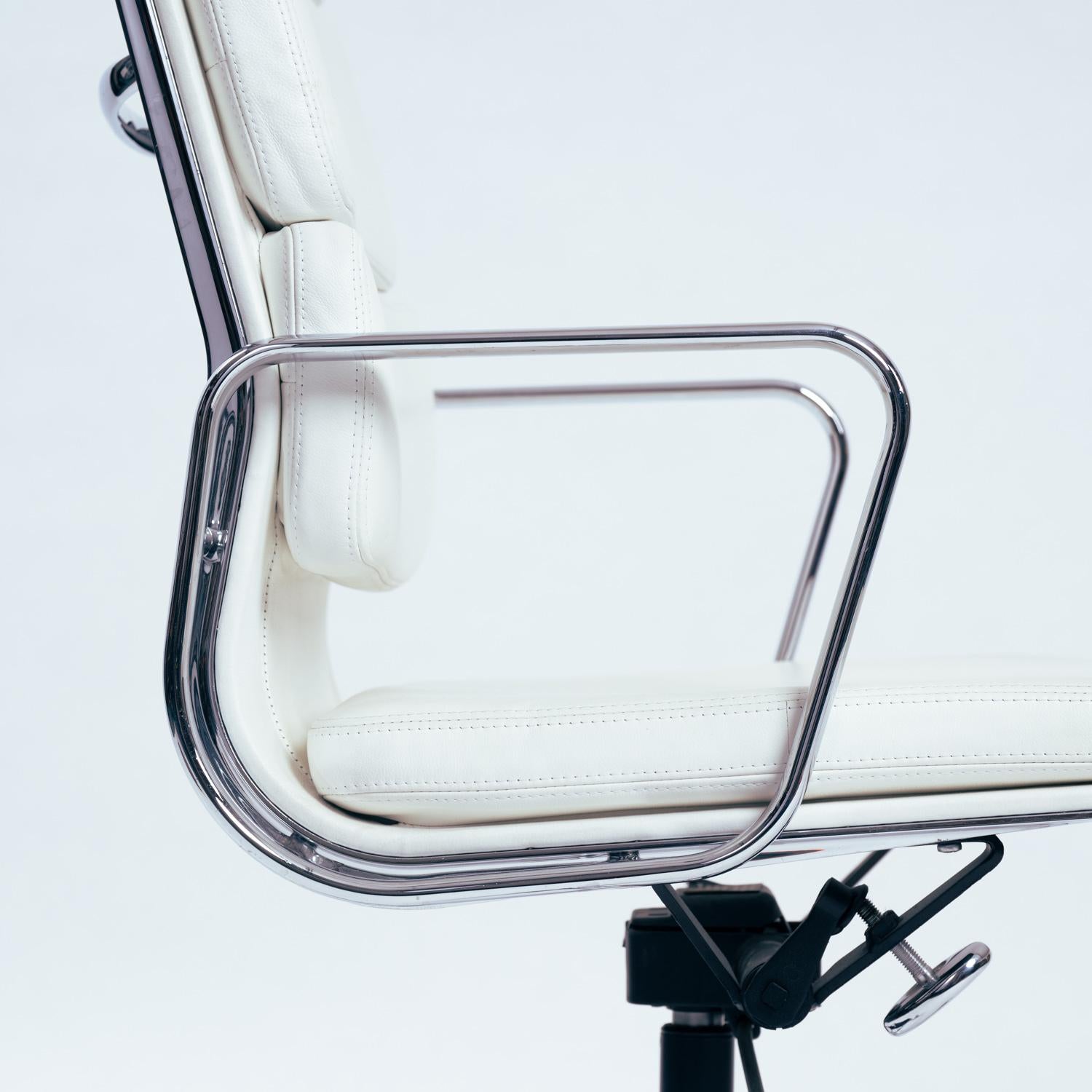Silla de escritorio Charles and Ray Eames EA 119 para Vitra en cuero blanco, años 90 6
