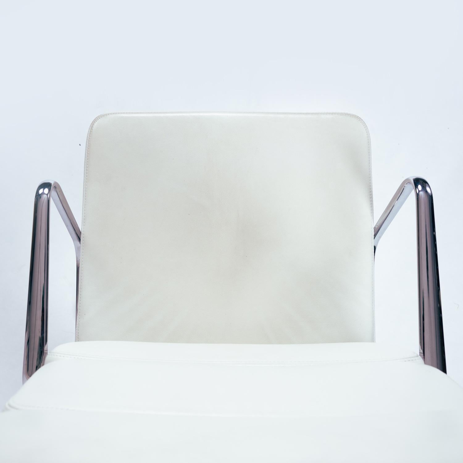 Silla de escritorio Charles and Ray Eames EA 119 para Vitra en cuero blanco, años 90 8