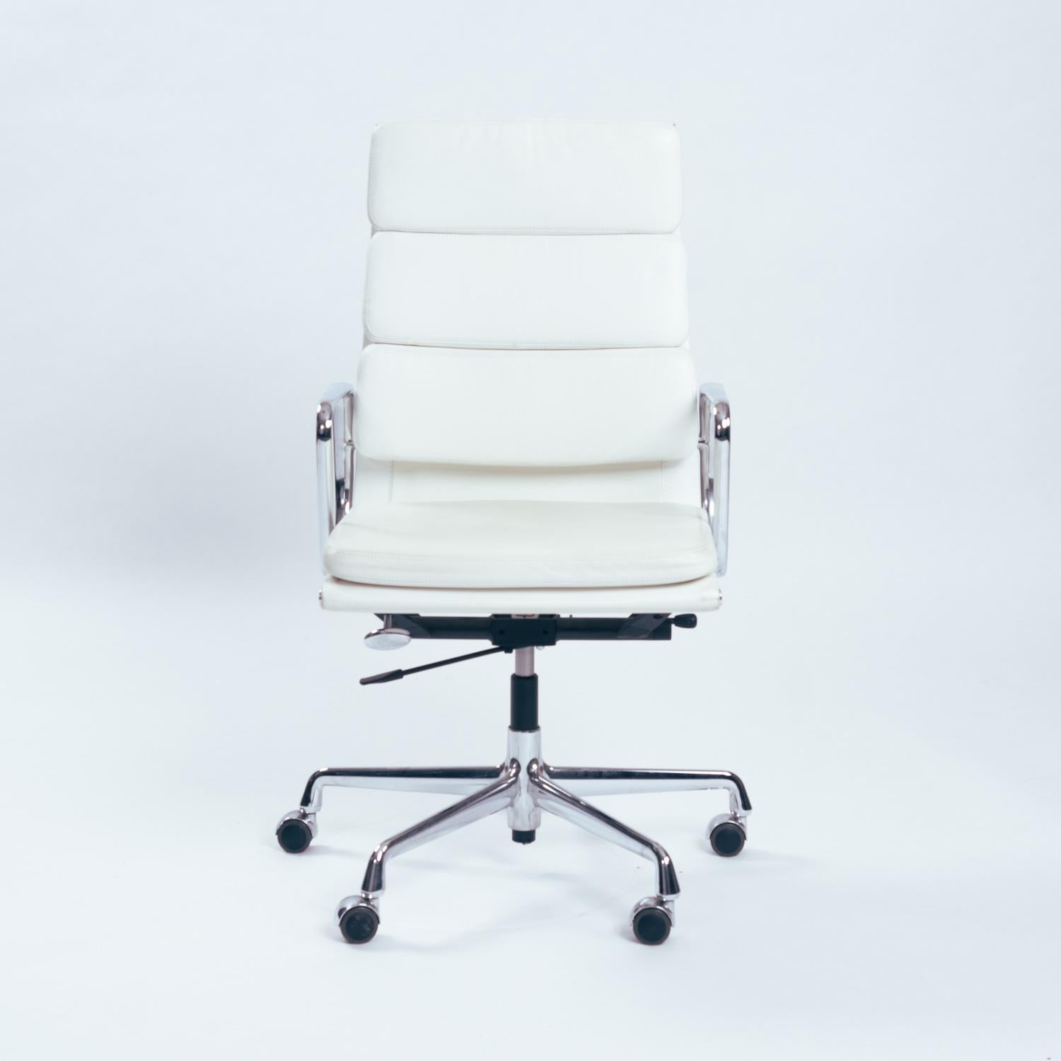Silla de escritorio Charles and Ray Eames EA 119 para Vitra en cuero blanco, años 90 9