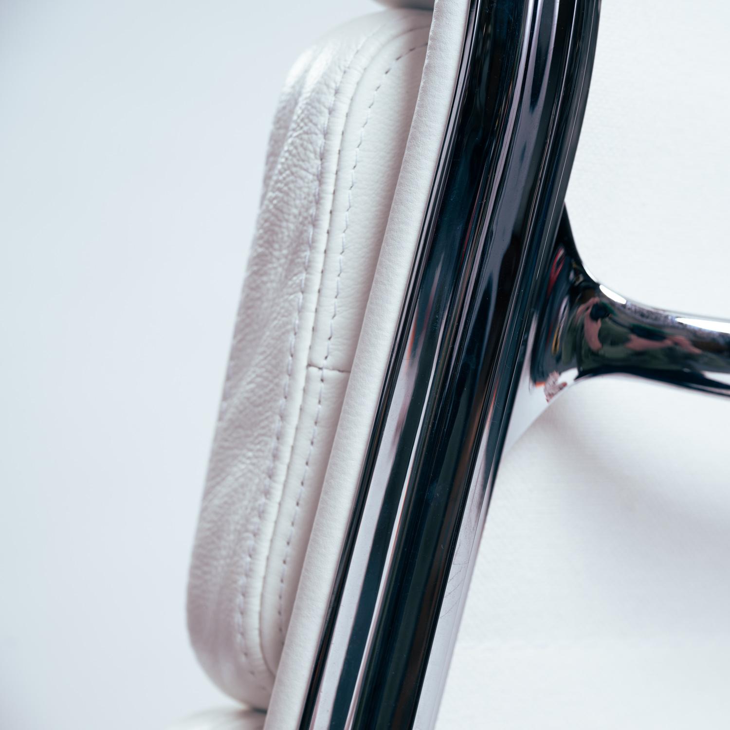 Silla de escritorio Charles and Ray Eames EA 119 para Vitra en cuero blanco, años 90 10