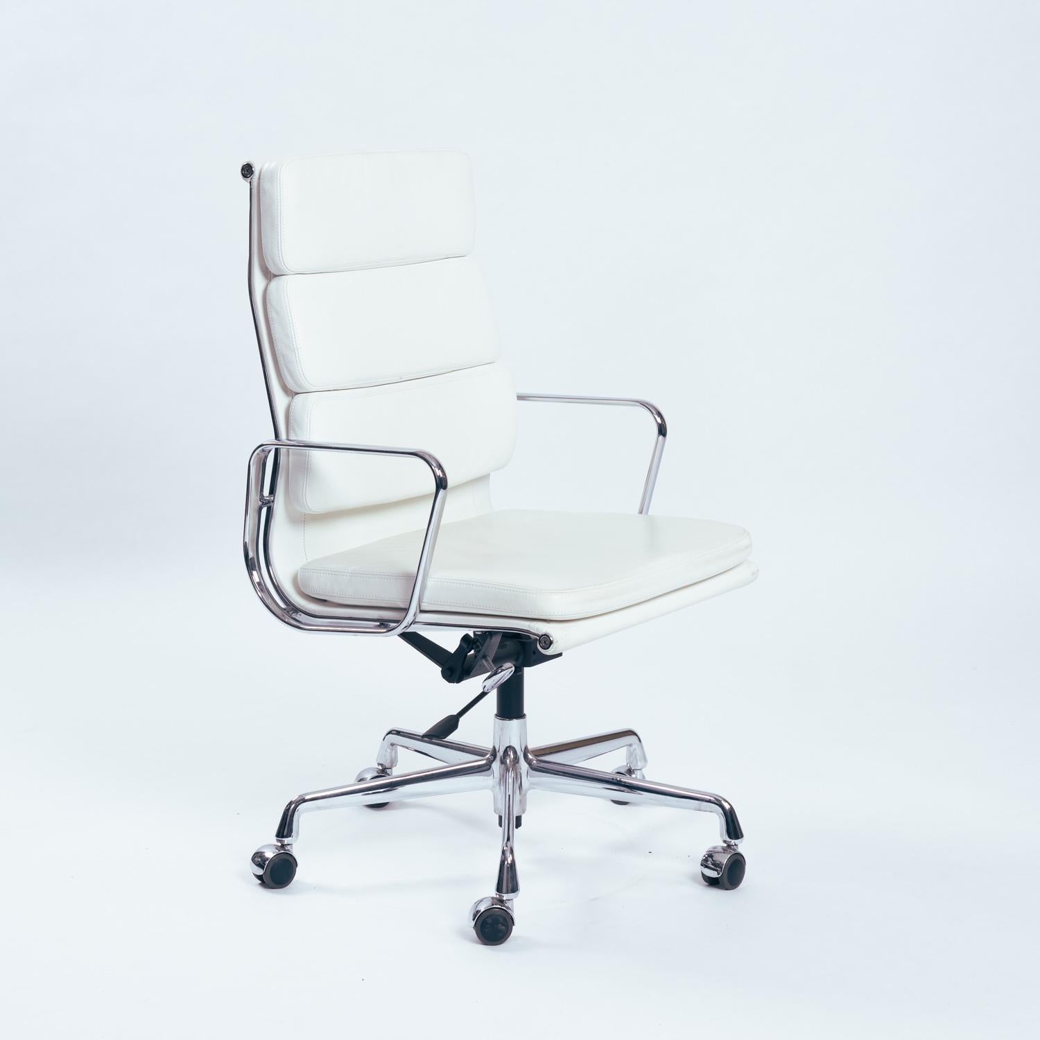 Silla de escritorio Vitra Eames Ea219 
Preciosa Silla de Escritorio Vitra Eames Ea219 Soft Pad Ajustable de Piel Blanca En Precioso Estado Original. Circa 1990's.
El Vitra Eames EA 219 es uno de los 2 modelos giratorios del Grupo Soft Pad de Charles