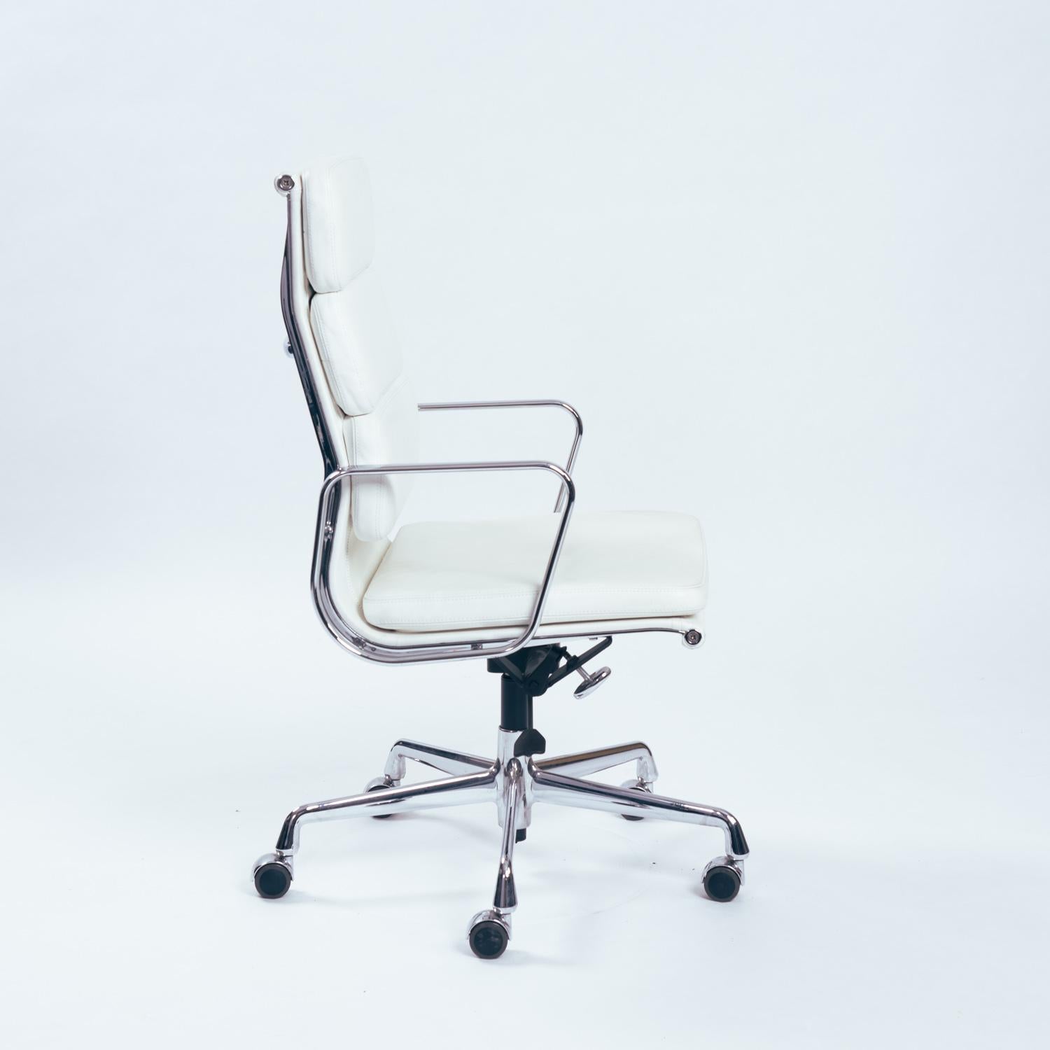 Silla de escritorio Charles and Ray Eames EA 119 para Vitra en cuero blanco, años 90 Moderno de mediados de siglo