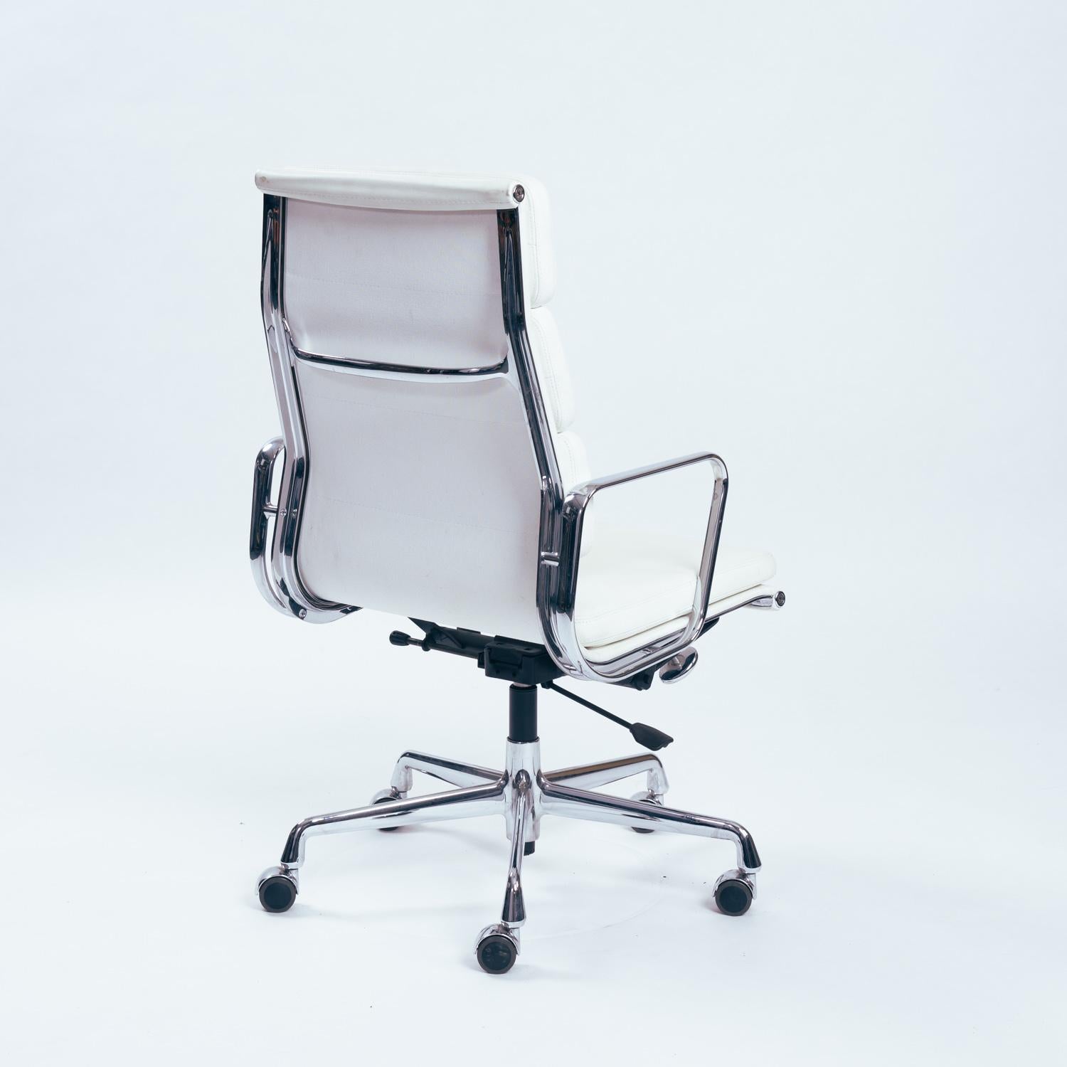 Silla de escritorio Charles and Ray Eames EA 119 para Vitra en cuero blanco, años 90 Italiano