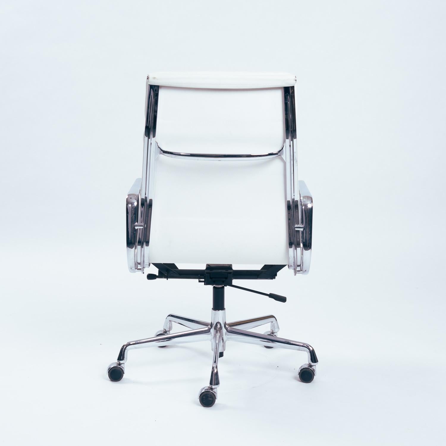 Silla de escritorio Charles and Ray Eames EA 119 para Vitra en cuero blanco, años 90 en Bueno Estado en Zevenaar, NL