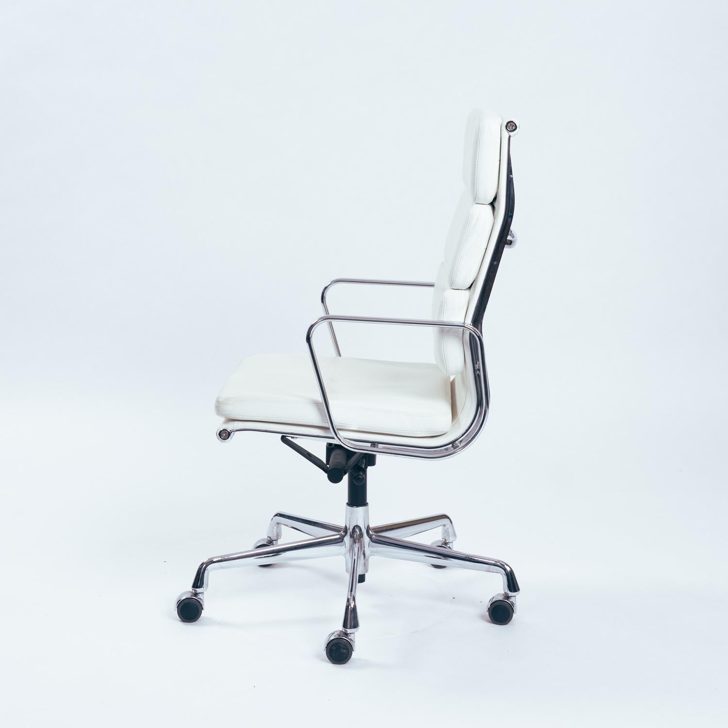 Silla de escritorio Charles and Ray Eames EA 119 para Vitra en cuero blanco, años 90 finales del siglo XX