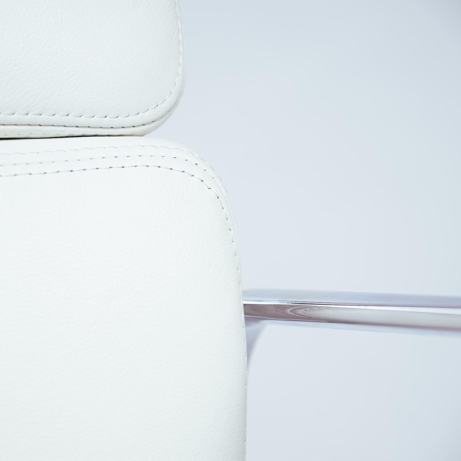 Silla de escritorio Charles and Ray Eames EA 119 para Vitra en cuero blanco, años 90 1
