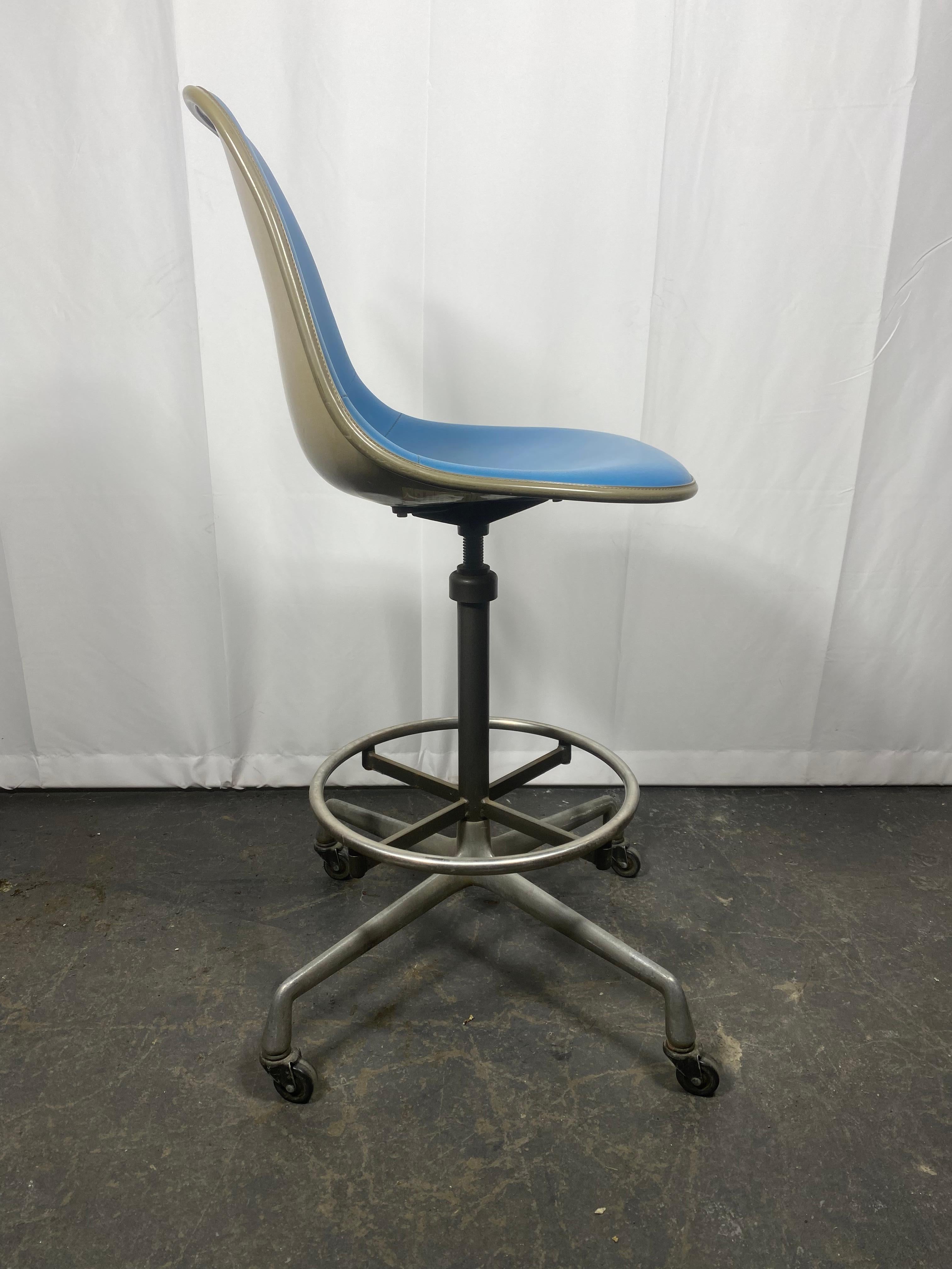 Mid-Century Modern Charles and Ray Eames Drafting Stool for Herman Miller , castors. c.1974 