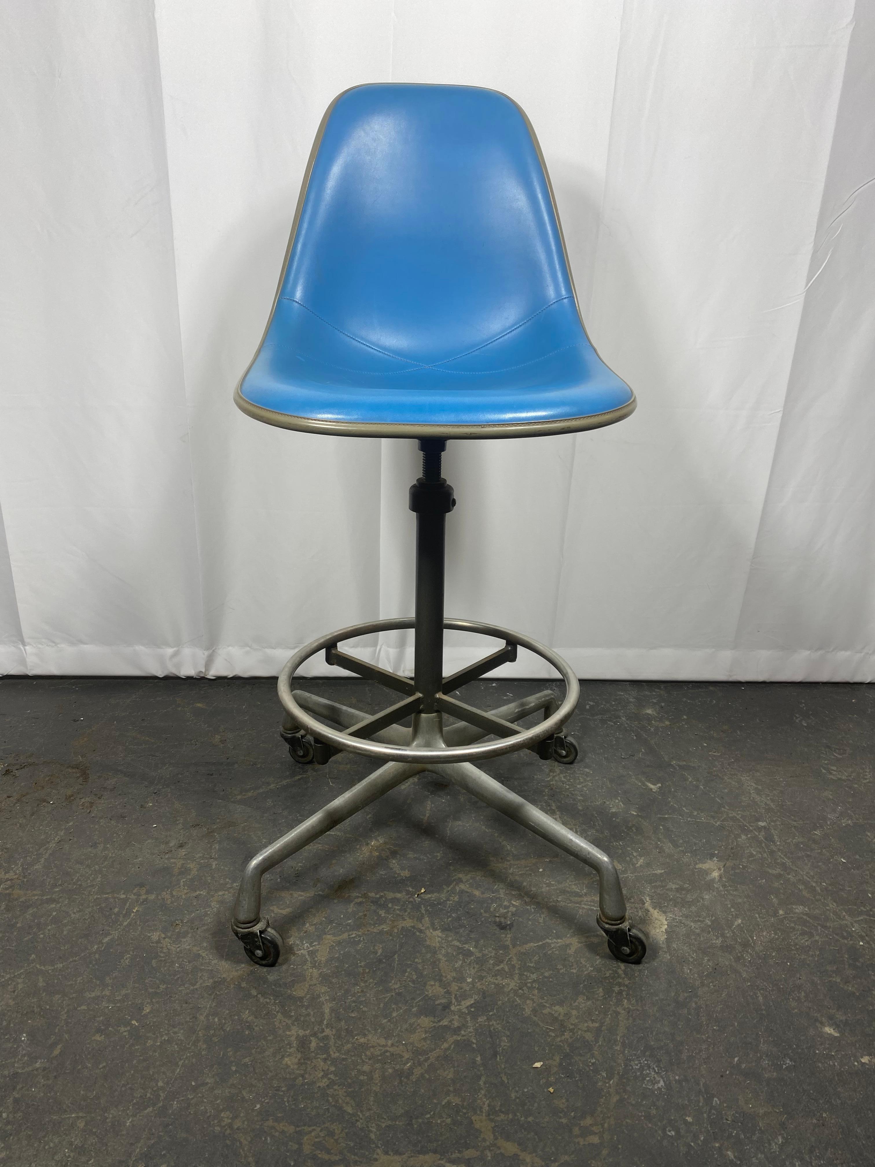Charles and Ray Eames Drafting Stool for Herman Miller , castors. c.1974  In Good Condition In Buffalo, NY