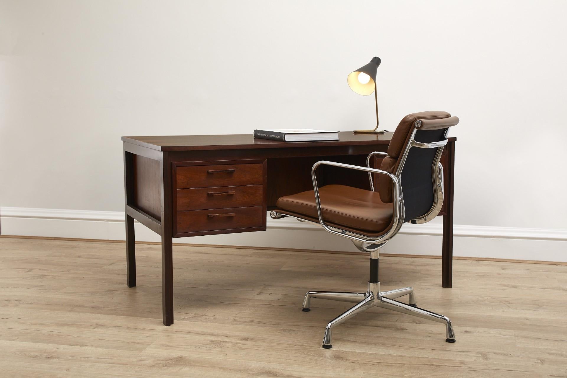 Mid-Century Modern Chaise de bureau en cuir souple Charles and Ray Eames EA 208 Brown par Vitra