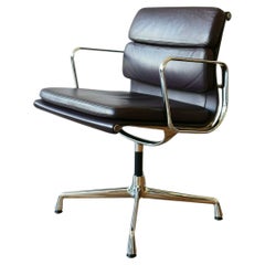 Charles and Ray Eames EA 208 fauteuil de bureau violet à dossier souple pour Vitra