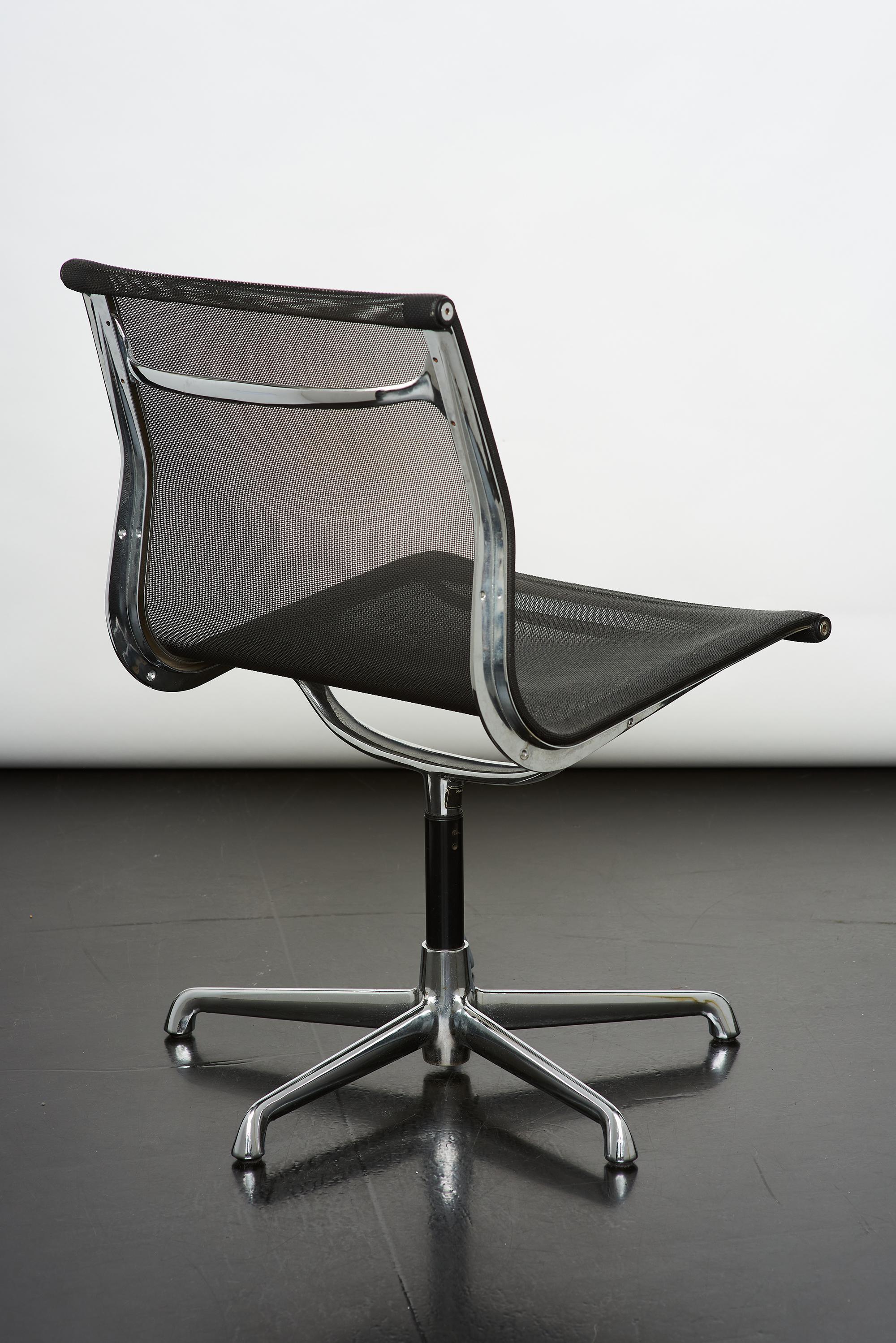 Mesh Eames EA105 swivel chair produced by ICF.
The chair is part of the famous Aluminum Group series, designed by Charles and Ray Eames starting in 1958.
Excellent condition.