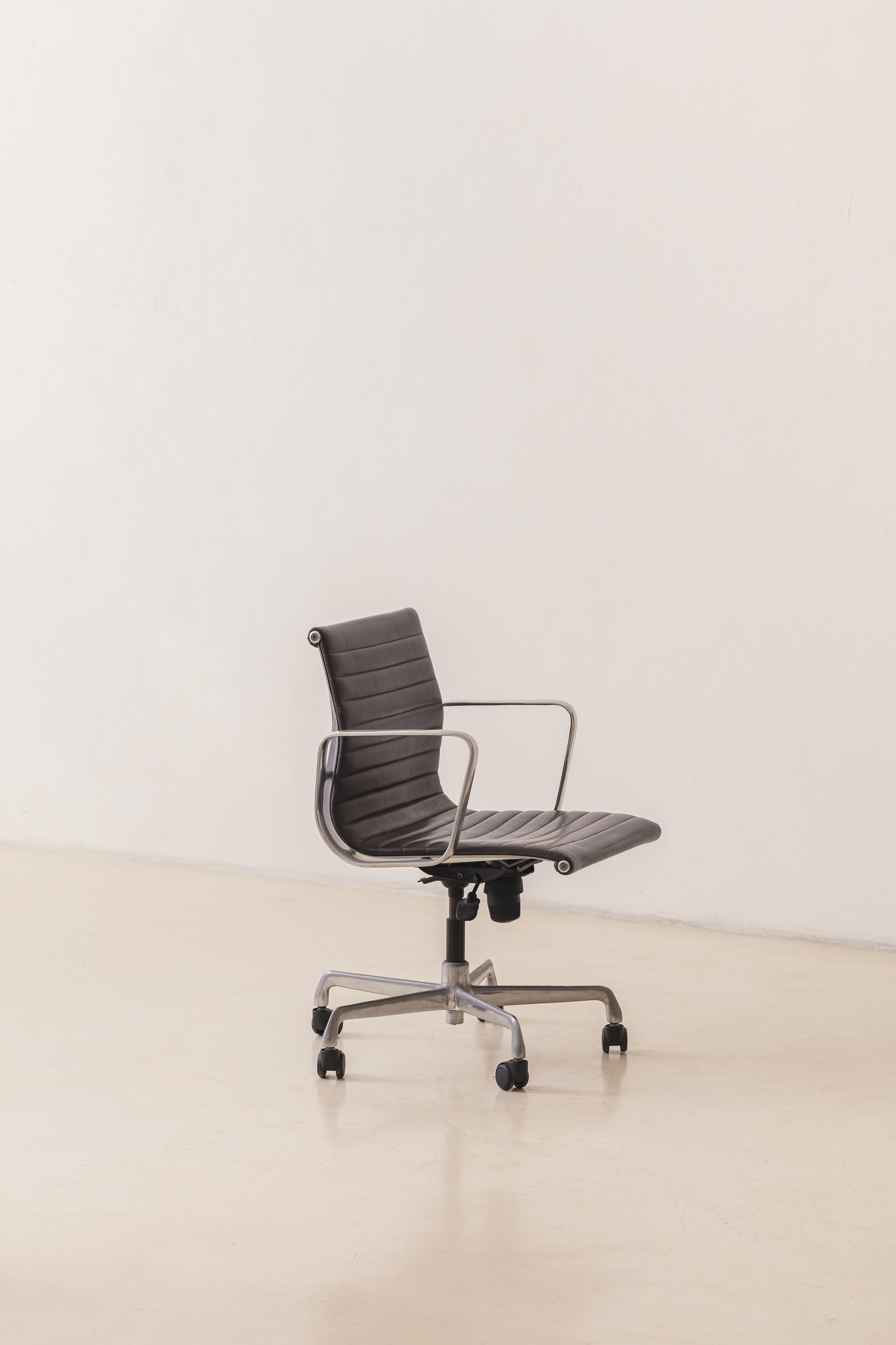 Silla de oficina Charles and Ray Eames EA117, Aluminio fundido, Piel sintética, 1958 Moderno de mediados de siglo en venta