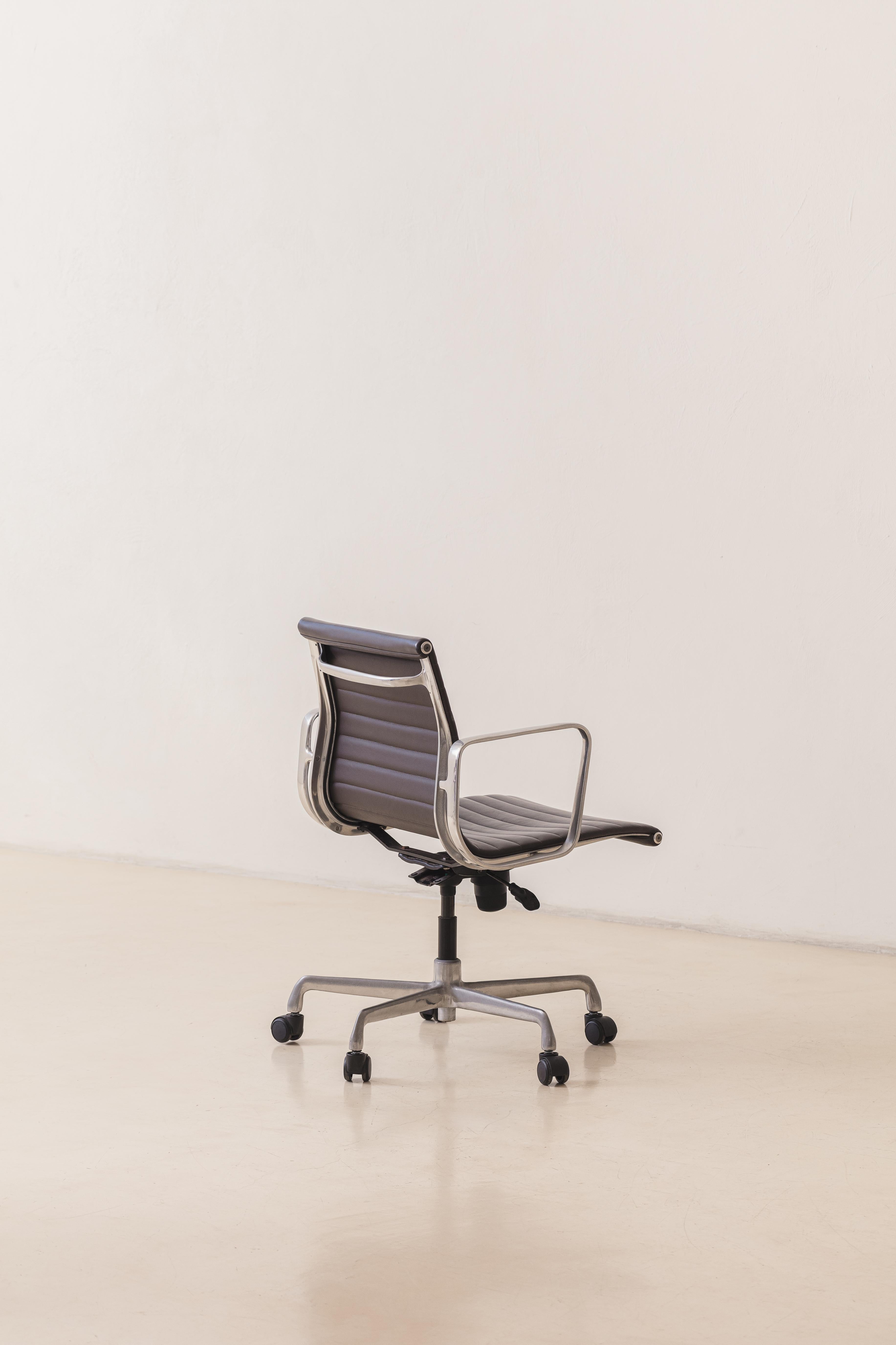 Silla de oficina Charles and Ray Eames EA117, Aluminio fundido, Piel sintética, 1958 Brasileño en venta