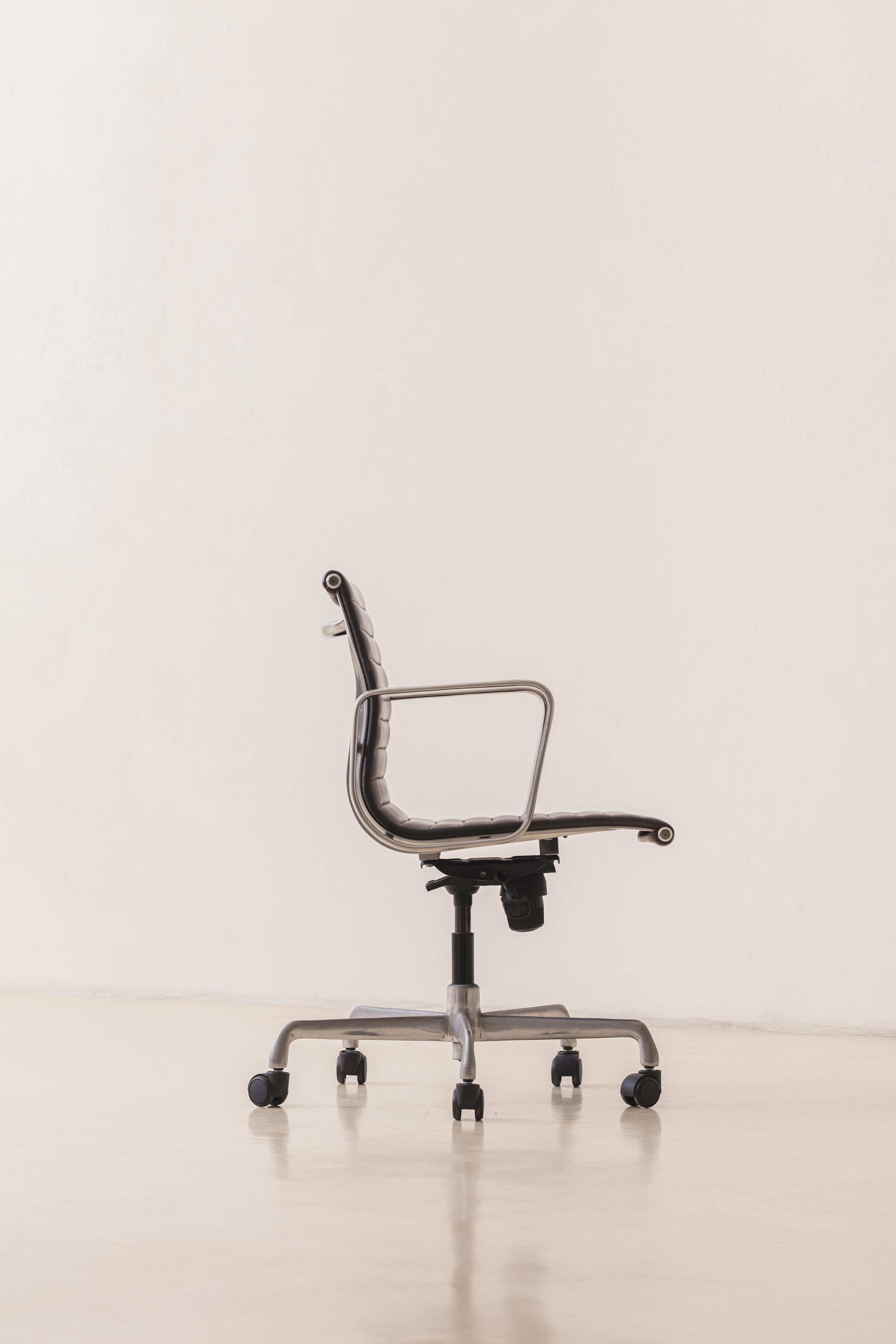 Silla de oficina Charles and Ray Eames EA117, Aluminio fundido, Piel sintética, 1958 Vaciado en venta